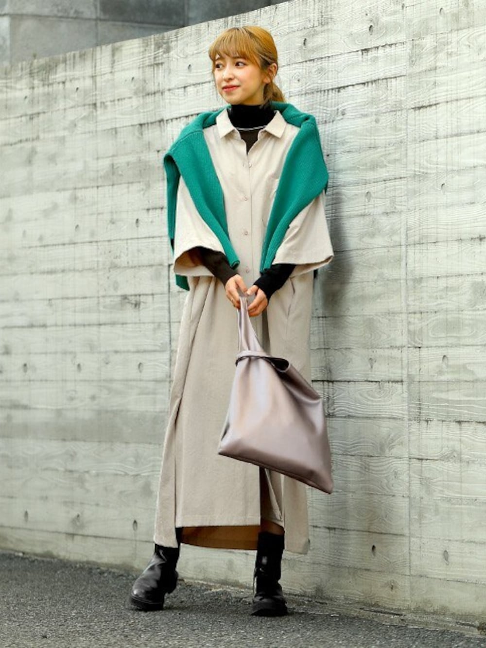 「グリーン、カラーニット、カーディガン肩かけ」｜「STYLE DELIの裏リブVネックカーディガン（カーディガン/ボレロ、グリーン系）」を使った、STYELEDELIさん（レディース・153cm）の冬コーディネートの1枚目の写真