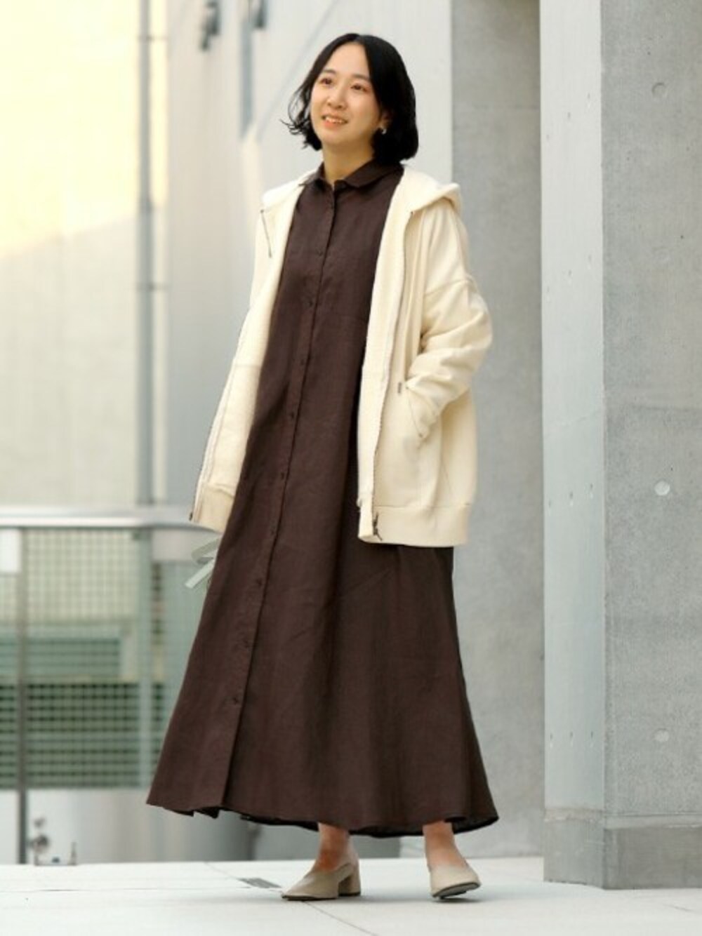 「シャツワンピース、リネン、ロングワンピース、麻、リネンワンピース」｜「STYLE DELIの【LUXE】BIGシルエットパーカーB（パーカー、ホワイト系）」を使った、STYELEDELIさん（レディース・156cm）の冬コーディネートの1枚目の写真