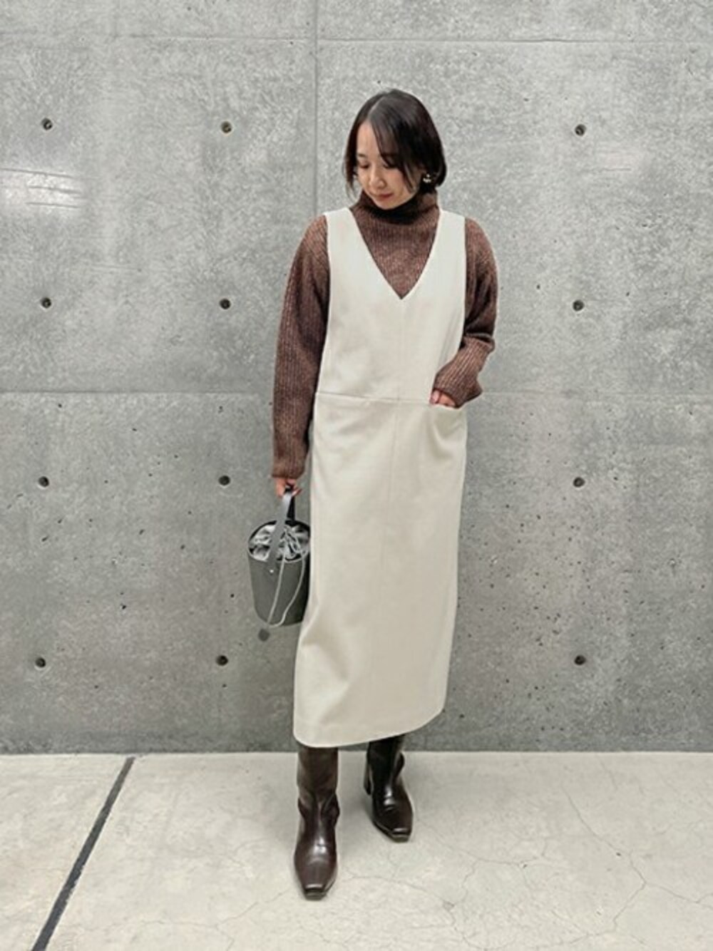「ニット、ホワイト、サロペット、オールインワン、ハイネック、ジャンスカ、ブラウン、秋冬コーデ、styledeli、スタイルデリ」｜「STYLE DELIの畦編み56cm丈ゆるニット（ニット/セーター、ブラウン系）」を使った、STYELEDELIさん（レディース・156cm）の秋コーディネートの1枚目の写真