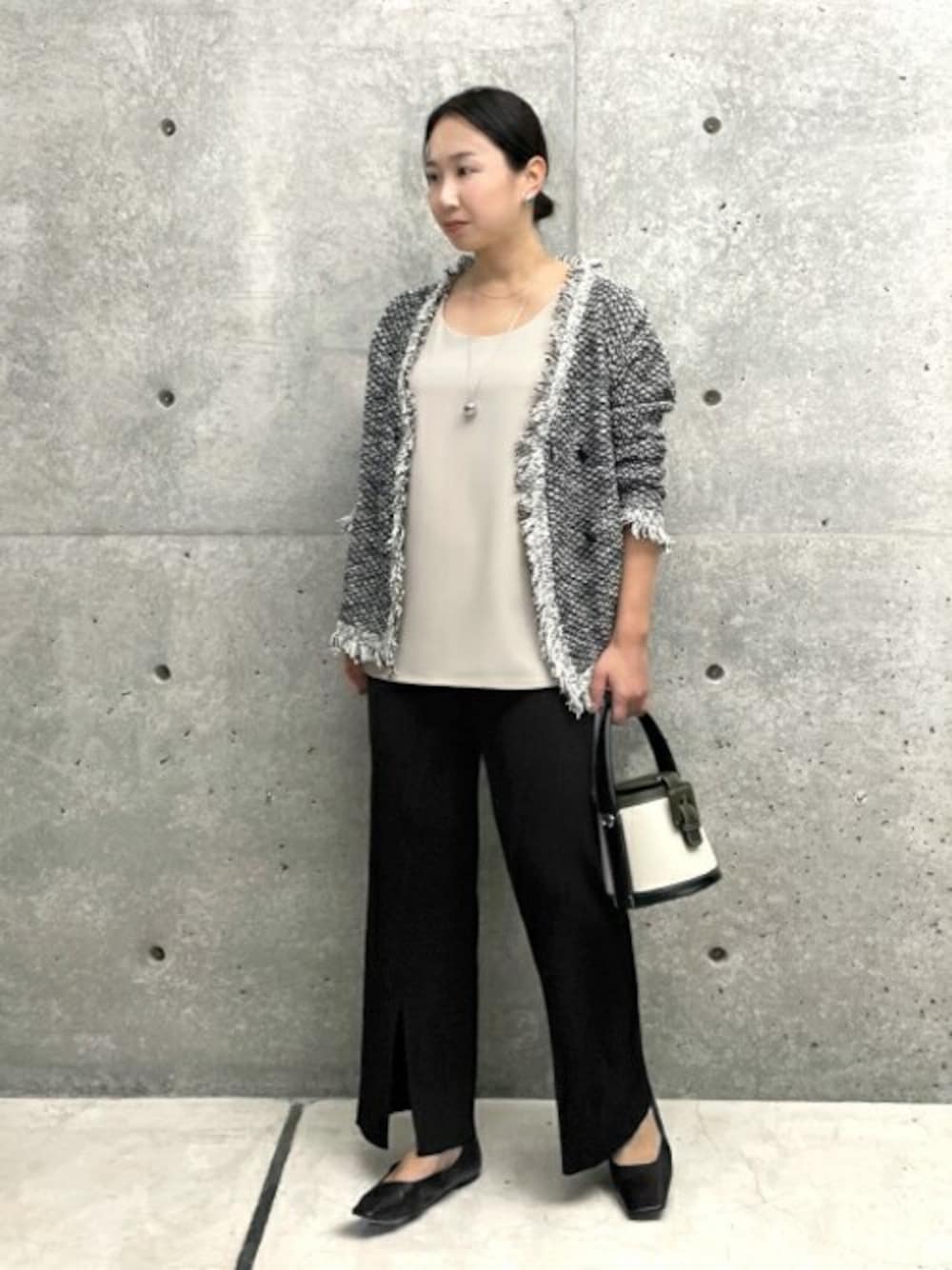 「ネックレス、ニット、ジャケット、パンツスタイル、卒業式、春コーデ、入学式、styledeli、スタイルデリ、スリットパンツ」｜「STYLE DELIのツイード風ニットジャケット（ノーカラージャケット、ブラック系）」を使った、STYELEDELIさん（レディース・156cm）の冬コーディネートの1枚目の写真