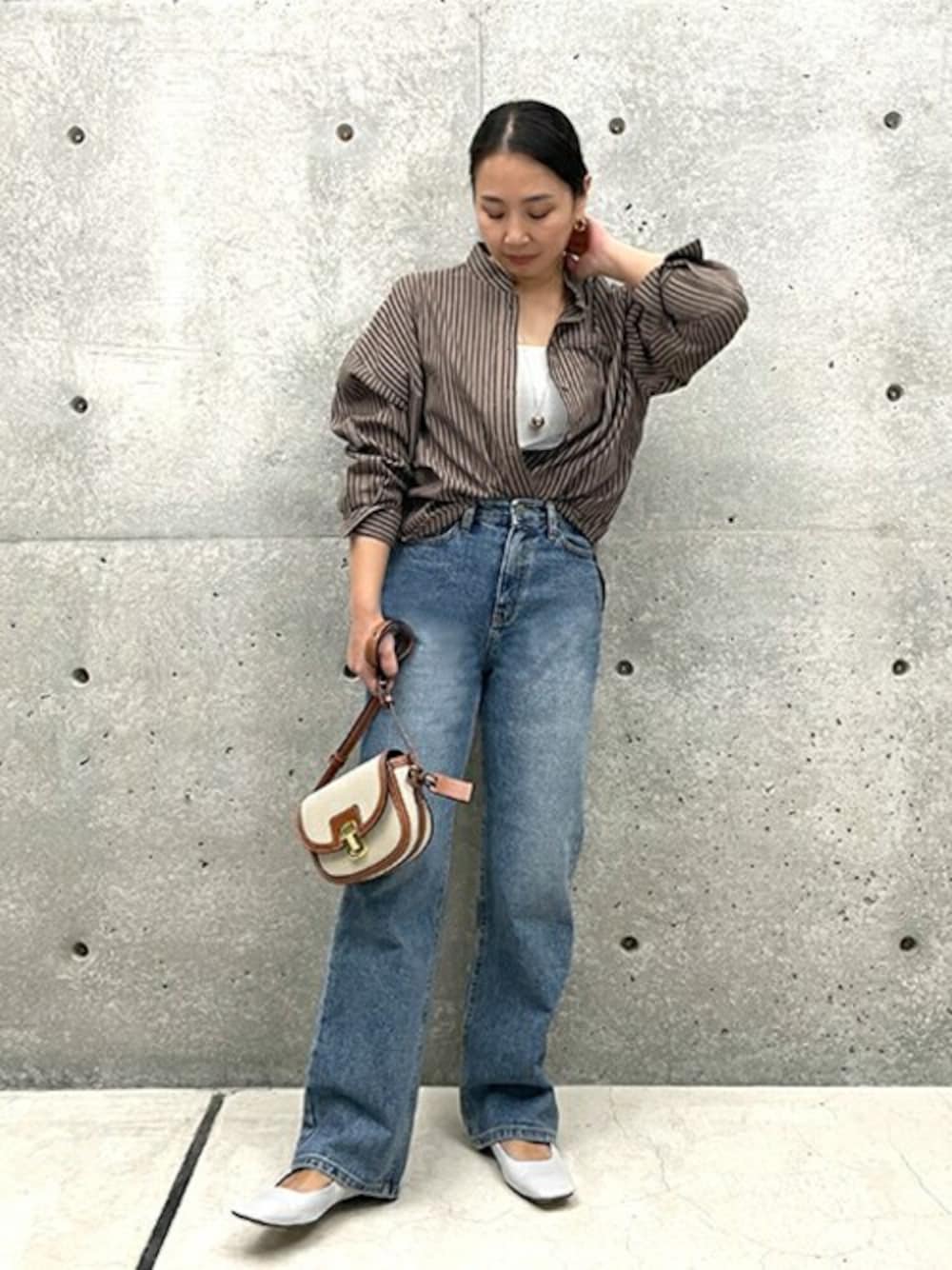 「デニム、パンプス、カジュアル、ショルダーバッグ、ストライプ、パンツスタイル、春コーデ、シャツスタイル、styledeli、スタイルデリ」｜「STYLE DELIのカラーナチュラルストライプ織りシャツ（シャツ/ブラウス、ブラック系）」を使った、STYELEDELIさん（レディース・156cm）の冬コーディネートの1枚目の写真