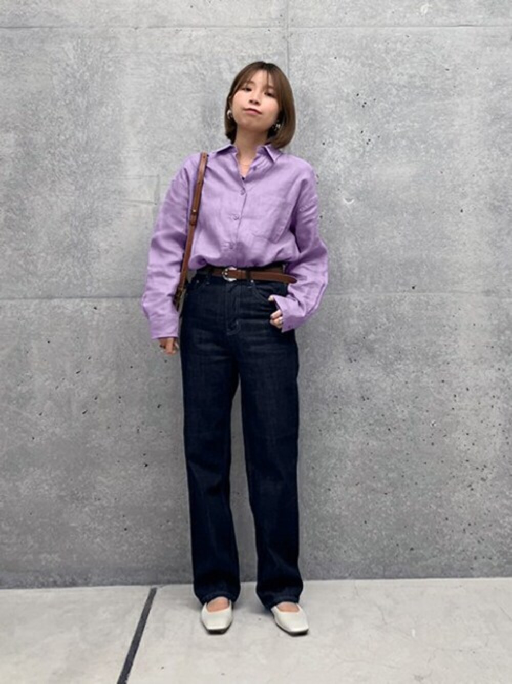 「デニム、ショルダーバッグ、ベルト、ラベンダー、パンツスタイル、春色、春コーデ、シャツスタイル、styledeli、スタイルデリ」｜「STYLE DELIの【LUXE】リネン100%リゾートシャツ（シャツ/ブラウス、パープル系）」を使った、STYELEDELIさん（レディース・157cm）の春コーディネートの1枚目の写真