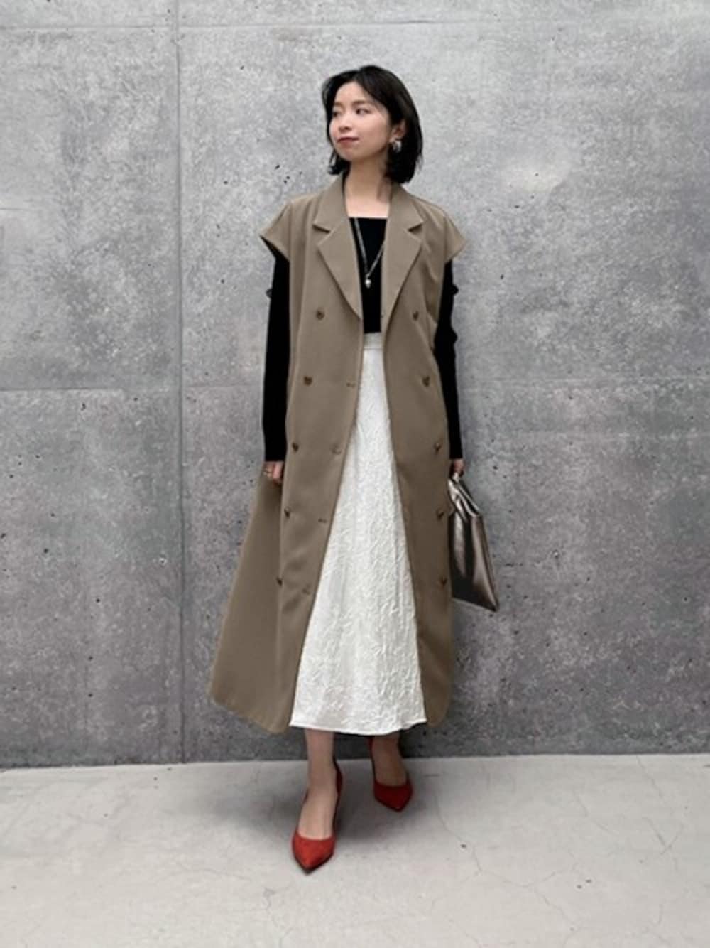 「ニット、フレアスカート、スカート、ブラック、トレンチコート、ベスト、ジレ、春コーデ、styledeli、スタイルデリ」｜「STYLE DELIのジレ型ダブル合わせワンピース（ワンピース、ベージュ系）」を使った、STYELEDELIさん（レディース・157cm）の春コーディネートの1枚目の写真