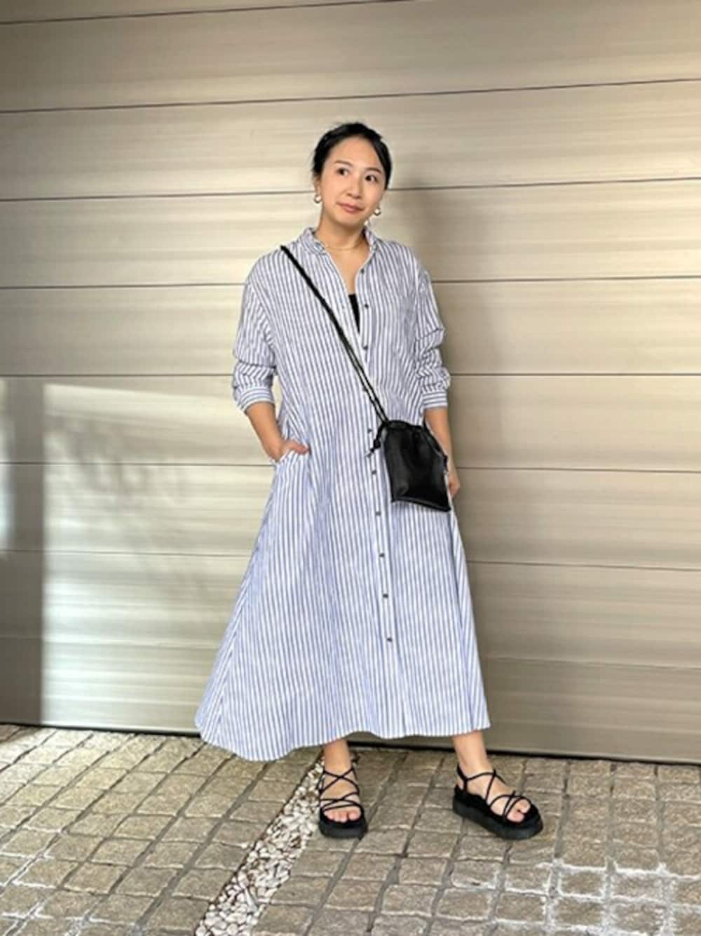 「ワンピース、ブルー、ストライプ、サンダル、シャツワンピ、春色、春コーデ、シャツスタイル、styledeli、スタイルデリ」｜「STYLE DELIのコットンストライプシャツワンピース（Tシャツ/カットソー、ブルー系）」を使った、STYELEDELIさん（レディース・156cm）の春コーディネートの1枚目の写真