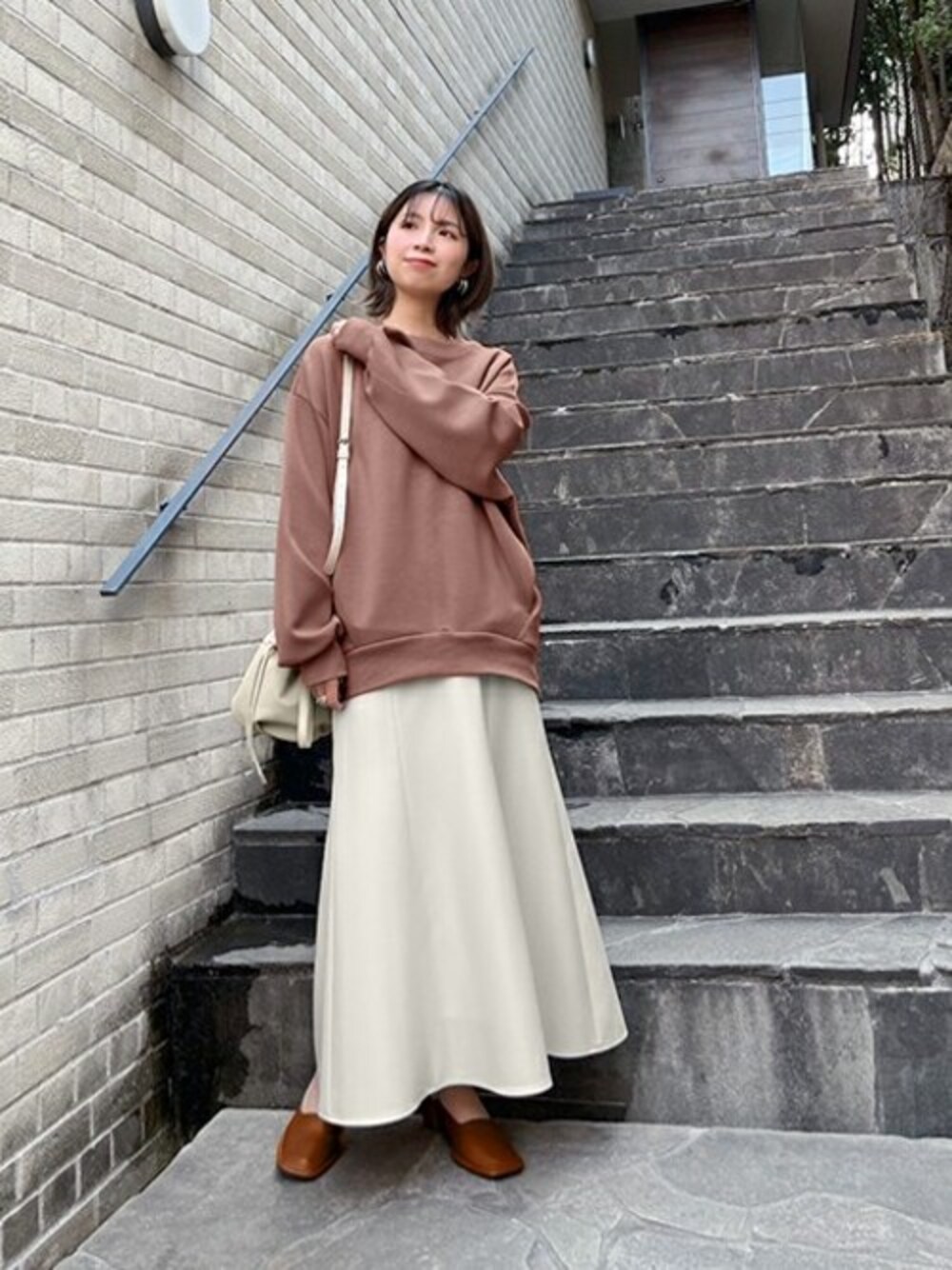 「スウェット、スカート、ホワイト、ロングスカート、ブラウン、サンダル、マーメイドスカート、春コーデ、styledeli、スタイルデリ」｜「STYLE DELIの背面ファスナースムーススウェットプルオーバー（スウェット、ブラウン系）」を使った、STYELEDELIさん（レディース・157cm）の春コーディネートの1枚目の写真