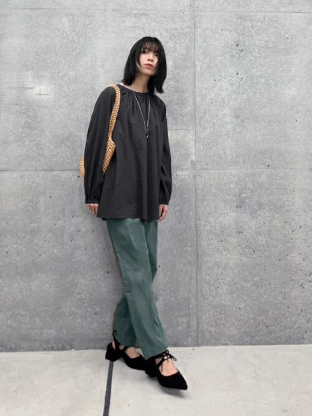「ブラウス、ブラック、カラーパンツ、レースアップシューズ、パンツスタイル、かごバッグ、春コーデ、styledeli、スタイルデリ、ボリューム袖」｜「STYLE DELIの洗いコットンエアリーギャザーブラウス（シャツ/ブラウス、ブラック系）」を使った、STYELEDELIさん（レディース・157cm）の春コーディネートの1枚目の写真