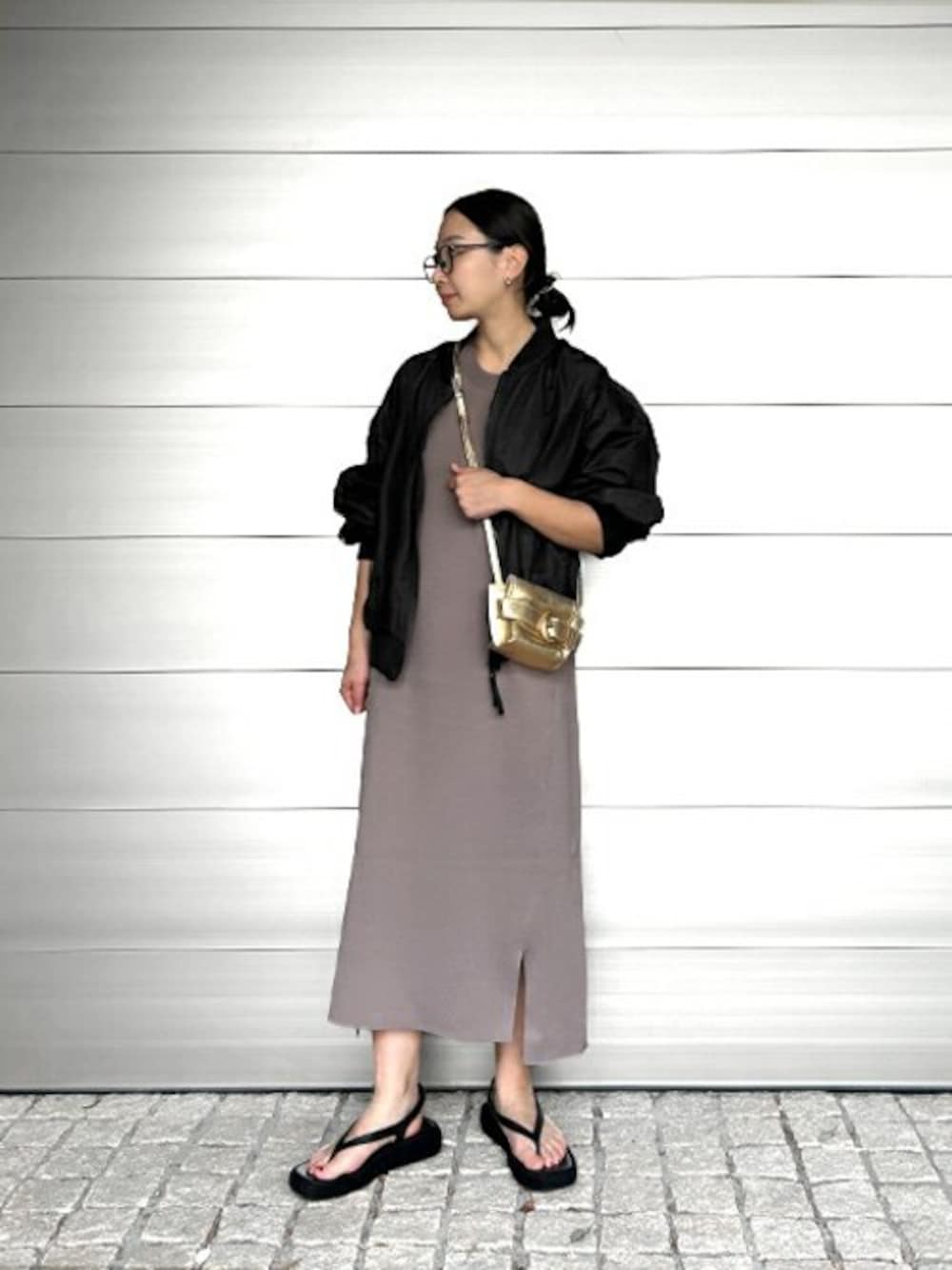 「ブルゾン、ニット、ワンピース、ブラック、ニットワンピース、伊達メガネ、春コーデ、モカ、styledeli、スタイルデリ」｜「STYLE DELIのブラックチュールブルゾン（ブルゾン、ブラック系）」を使った、STYELEDELIさん（レディース・156cm）の春コーディネートの1枚目の写真