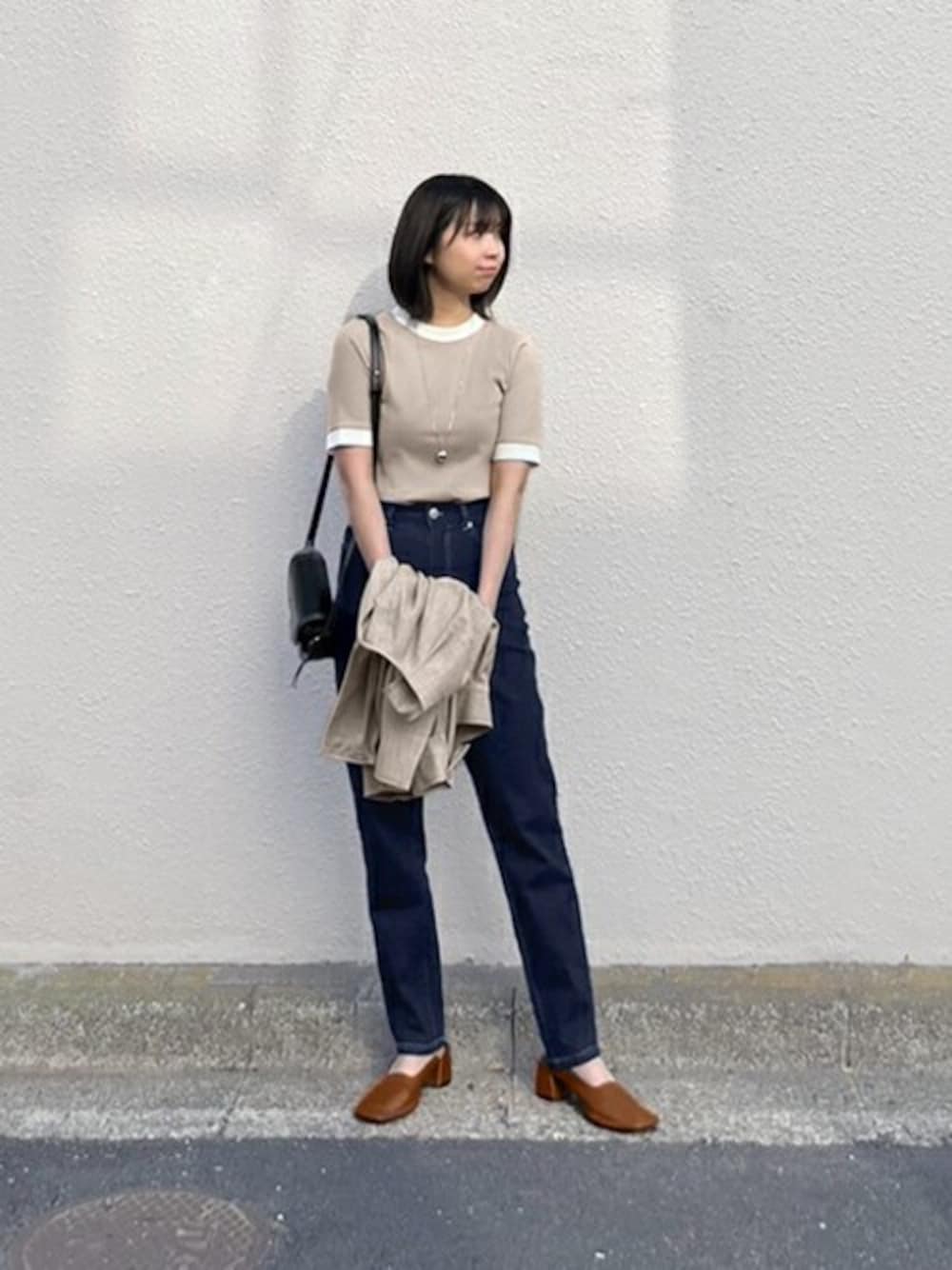 「デニム、ショルダーバッグ、ベージュ、二ット、パンツスタイル、ウエストイン、春コーデ、半袖ニット、styledeli、スタイルデリ」｜「STYLE DELIの配色リブハーフスリーブトップス（ニット/セーター、ベージュ系）」を使った、STYELEDELIさん（レディース・157cm）の春コーディネートの1枚目の写真
