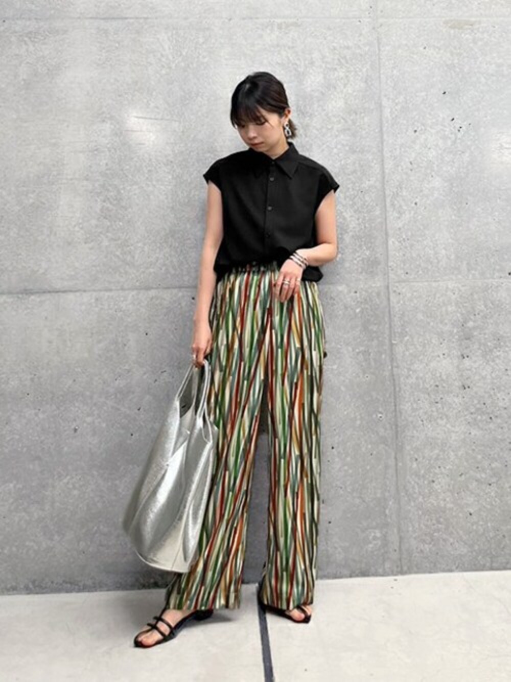 「シャツ、ブラック、ワイドパンツ、パンツスタイル、シャツスタイル、春夏コーデ、夏コーデ、オフィスカジュアル、styledeli、スタイルデリ」｜「STYLE DELIのさらさらスムースフレンチスリーブシャツ（シャツ/ブラウス、ブラック系）」を使った、STYELEDELIさん（レディース・157cm）の春コーディネートの1枚目の写真