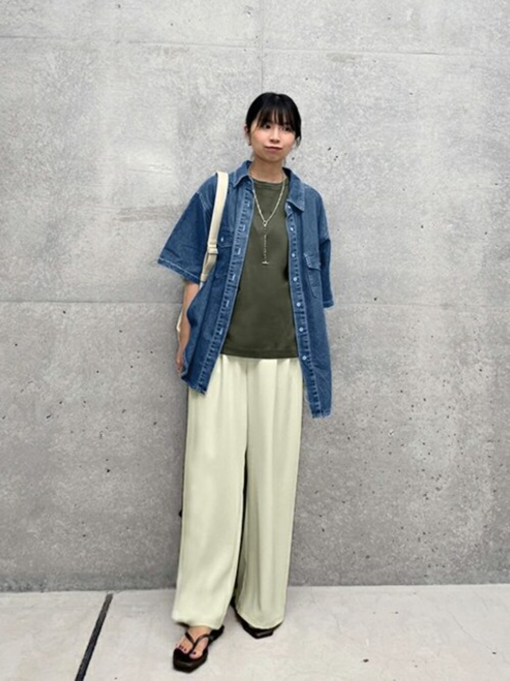 「ジャケット、デニム、デニムシャツ、カーキ、ワイドパンツ、パンツスタイル、シャツスタイル、夏コーデ、styledeli、スタイルデリ」｜「STYLE DELIのステッチデニムシャツジャケット（デニムジャケット、ブルー系）」を使った、STYELEDELIさん（レディース・157cm）の夏コーディネートの1枚目の写真