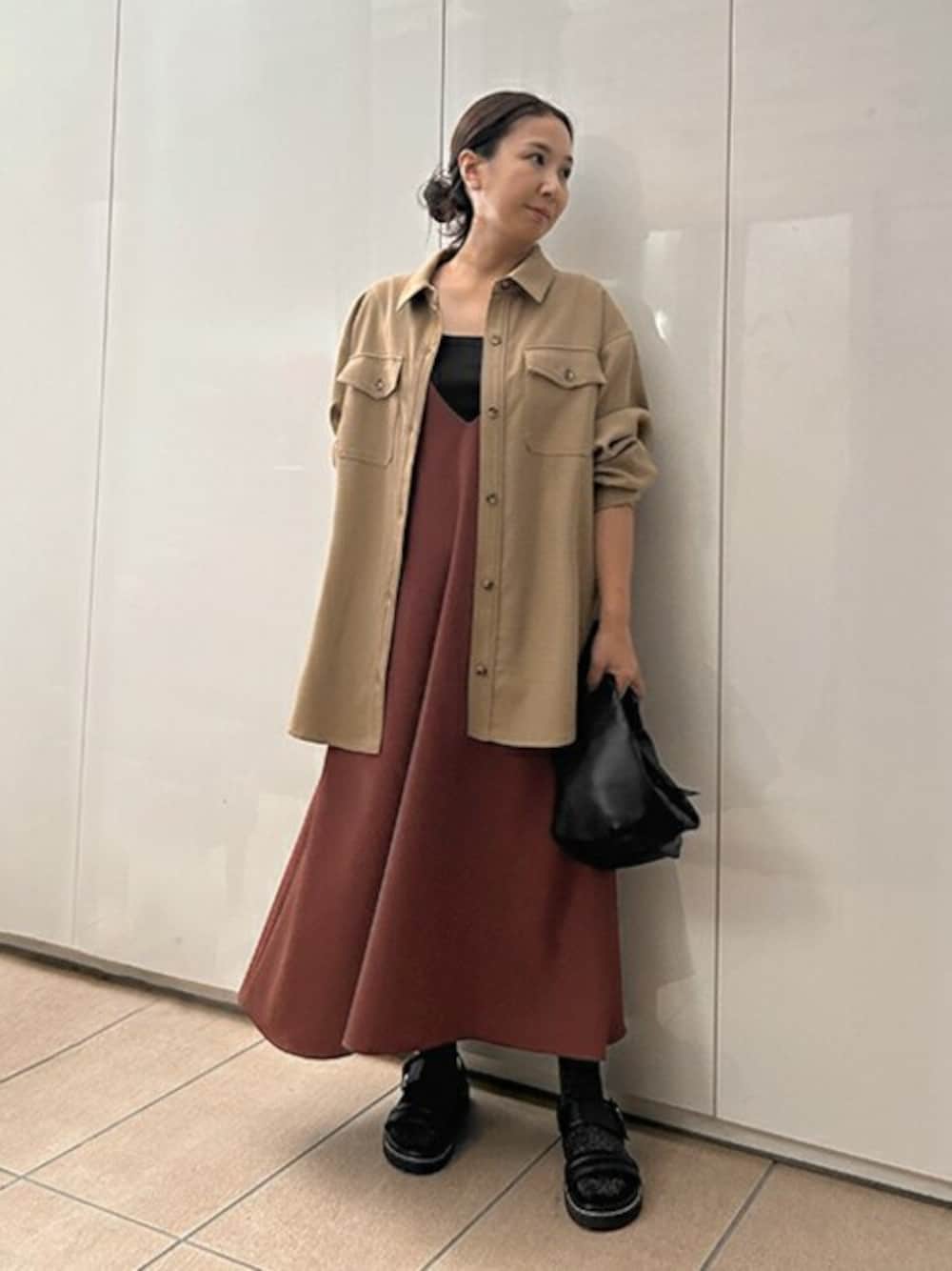 「ジャケット、ニットトップス、スカート、ハンドバッグ、秋色、ノースリーブ、サンダルに靴下、秋コーデ、styledeli、スタイルデリ」｜「STYLE DELIのスクエアネックニットトップス（Tシャツ/カットソー、ブラック系）」を使った、STYELEDELIさん（レディース・156cm）の秋コーディネートの1枚目の写真