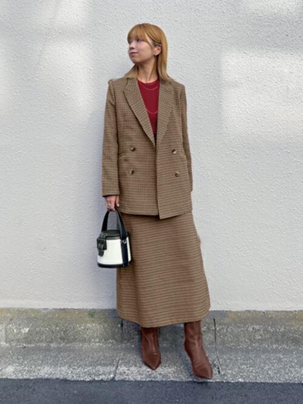 「チェック、ジャケット、セットアップ、スカート、ベージュコーデ、秋服、秋コーデ、styledeli、スタイルデリ、157cm」｜「STYLE DELIの涼感ノースリーブニットトップスB（ニット/セーター、レッド系）」を使った、STYELEDELIさん（レディース・157cm）の秋コーディネートの1枚目の写真