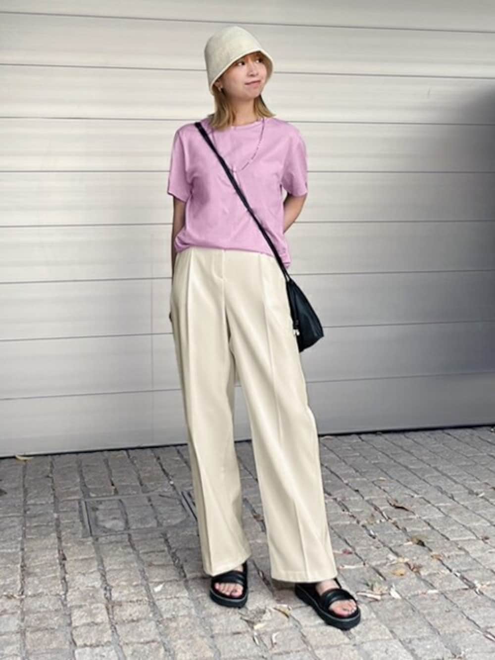 「ネックレス、Tシャツ、帽子、ホワイトパンツ、ストレートパンツ、カジュアルコーデ、ピンク×白、styledeli、スタイルデリ、157cm」｜「STYLE DELIの着やすいフォルムのカラーTシャツ（Tシャツ/カットソー、ピンク系）」を使った、STYELEDELIさん（レディース・157cm）の秋コーディネートの1枚目の写真