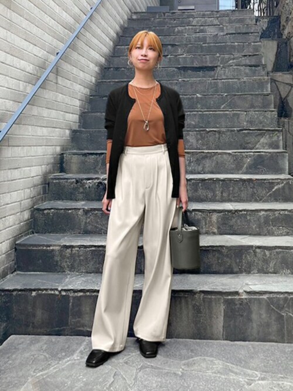 「カーディガン、大人カジュアル、大人コーデ、シンプルコーデ、ブラウンコーデ、styledeli、スタイルデリ、シアートップス、157cm、秋服準備はじめました」｜「STYLE DELIの【シルキーシアー】インナークルーネックトップス（Tシャツ/カットソー、ブラウン系）」を使った、STYELEDELIさん（レディース・157cm）の秋コーディネートの1枚目の写真