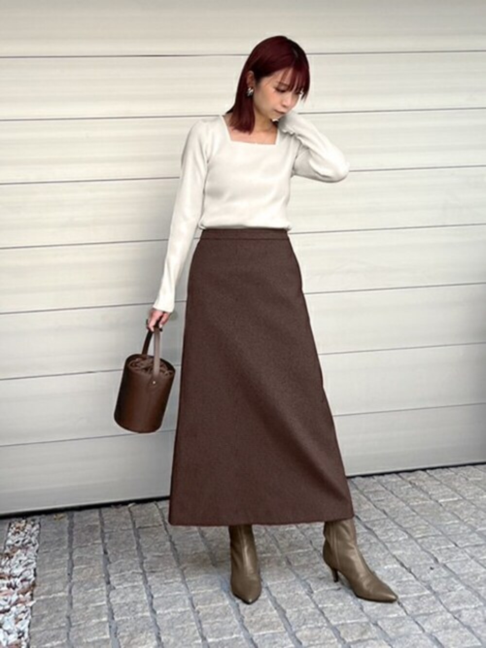 「ニット、ブーツ、ロングスカート、キレイめ、シンプルコーデ、ブラウンコーデ、秋コーデ、styledeli、スタイルデリ、157cm」｜「STYLE DELIの補正リブスクエアネックニットトップス（ニット/セーター、ホワイト系）」を使った、STYELEDELIさん（レディース・157cm）の秋コーディネートの1枚目の写真