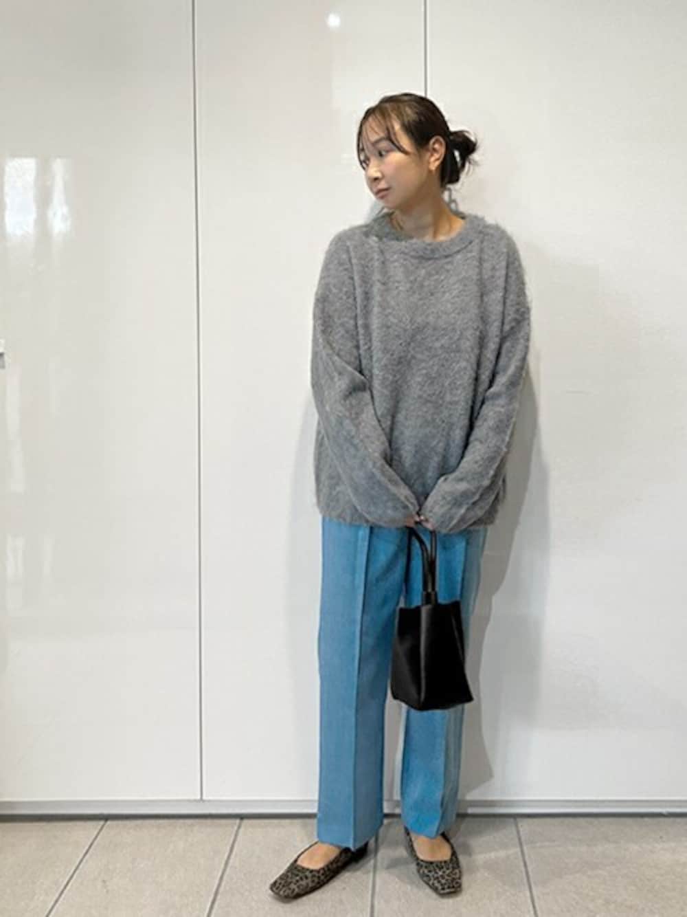 「ニット、大人カジュアル、きれいめカジュアル、ざっくりニット、ブルーコーデ、秋コーデ、秋冬コーデ、styledeli、スタイルデリ、156cm」｜「STYLE DELIのアルパカ混ぬくもりニットプルオーバー（ニット/セーター、グレー系）」を使った、STYELEDELIさん（レディース・156cm）の秋コーディネートの1枚目の写真
