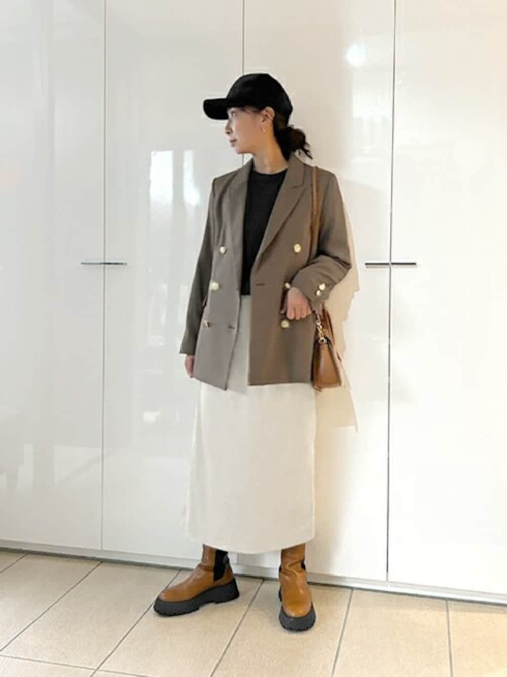 「ジャケット、コーデュロイ、スカート、きれいめカジュアル、カジュアルコーデ、ブーツスタイル、秋冬コーデ、styledeli、スタイルデリ、156cm」｜「STYLE DELIのストレッチコーデュロイペンシルスカート（スカート、ホワイト系）」を使った、STYELEDELIさん（レディース・156cm）の秋コーディネートの1枚目の写真