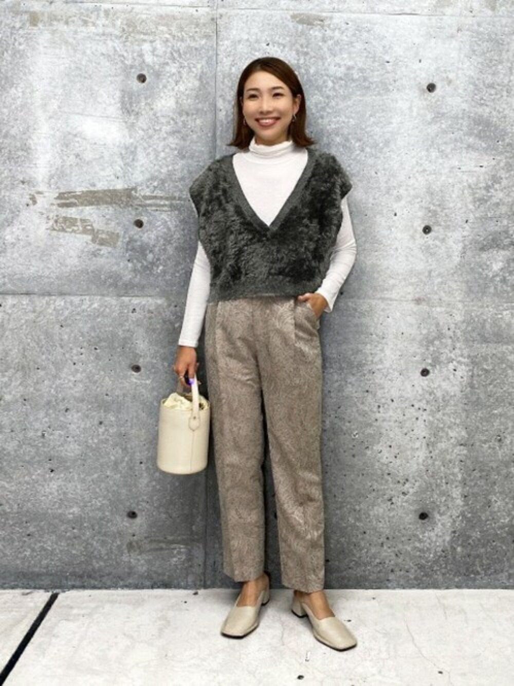 「テーパードパンツ、重ね着、ショート丈、きれいめコーディネート、冬コーデ、タートルネック、ファーベスト、淡色コーデ、styledeli、スタイルデリ」｜「STYLE DELIのとろみ薄リブインナータートルトップス（Tシャツ/カットソー、ホワイト系）」を使った、STYELEDELIさん（レディース・157cm）の冬コーディネートの1枚目の写真