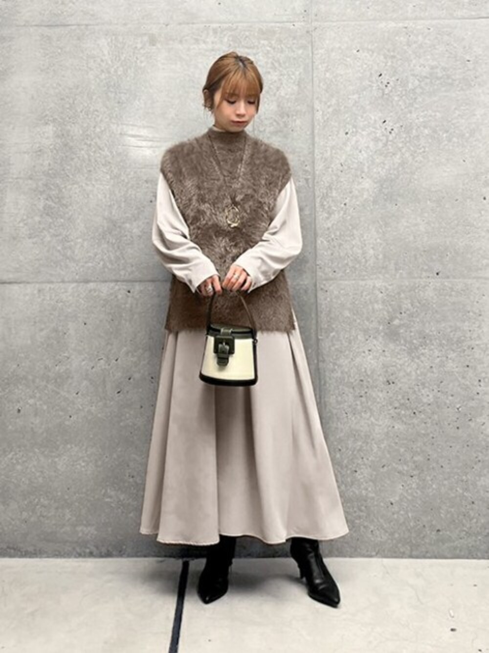 「ワンピース、重ね着、ハイネック、ふわふわ、ニットベスト、ファーベスト、淡色コーデ、styledeli、オトナカワイイ、スタイルデリ」｜「STYLE DELIの【LUXE】タイ付きドレープロングワンピース（ワンピース、ベージュ系）」を使った、STYELEDELIさん（レディース・157cm）の冬コーディネートの1枚目の写真