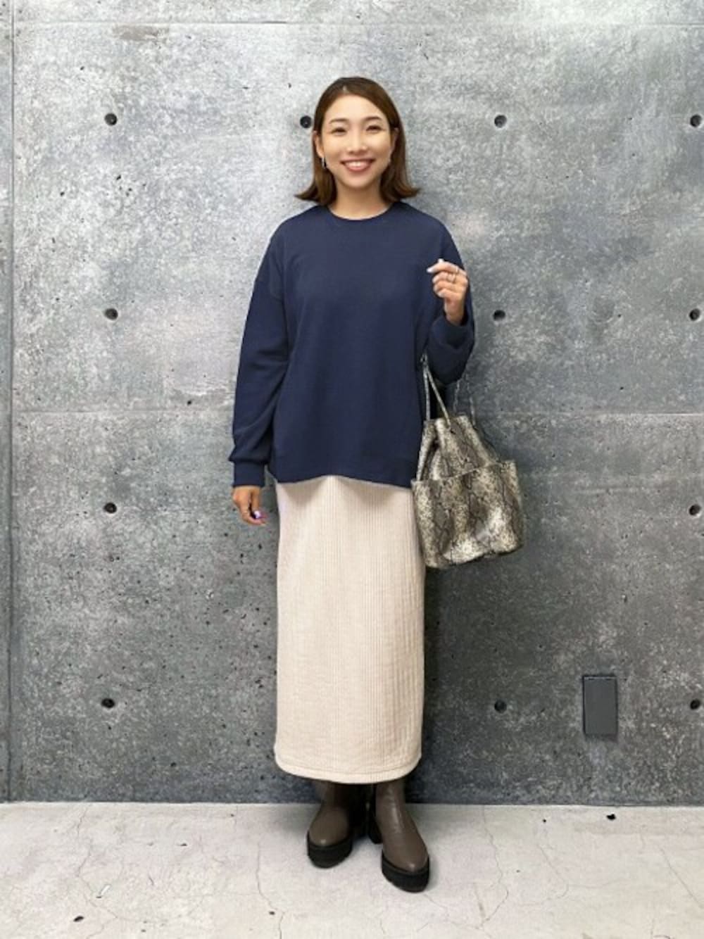 「スウェット、コーデュロイ、ブーツ、ペンシルスカート、冬コーデ、大人カジュアル、パイソン柄、シンプルコーデ、styledeli、スタイルデリ」｜「STYLE DELIの【Made in JAPAN】79cmコーデュロイペンシルスカート（スカート、ホワイト系）」を使った、STYELEDELIさん（レディース・157cm）の冬コーディネートの1枚目の写真
