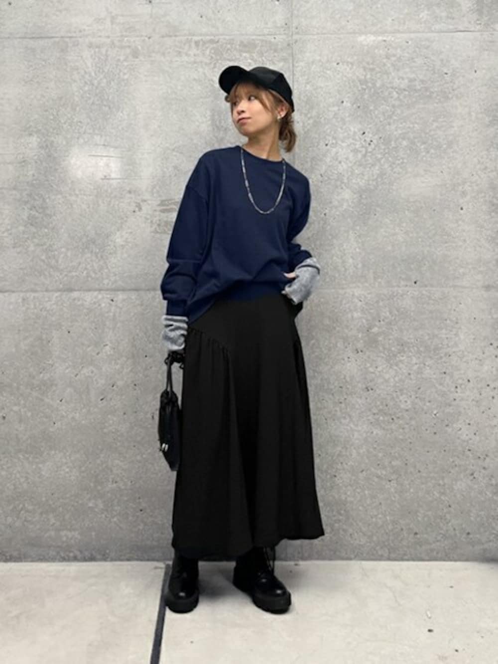 「スウェット、キャップ、冬コーデ、大人カジュアル、休日スタイル、アームウォーマー、スカートスタイル、シンプルコーデ、styledeli、スタイルデリ」｜「STYLE DELIの切替ライトスウェットトップス（スウェット、ブルー系）」を使った、STYELEDELIさん（レディース・157cm）の冬コーディネートの1枚目の写真