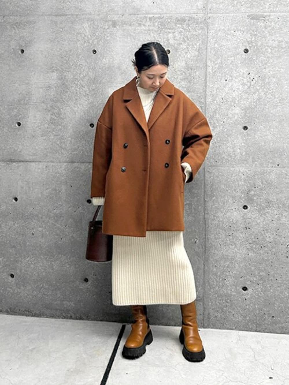 「セットアップ、Pコート、きれいめコーディネート、休日スタイル、リブニット、ニットセットアップ、冬アウター、styledeli、スタイルデリ、クリスマスに着たい服」｜「STYLE DELIのリラックスPコート（ピーコート、ブラウン系）」を使った、STYELEDELIさん（レディース・156cm）の冬コーディネートの1枚目の写真