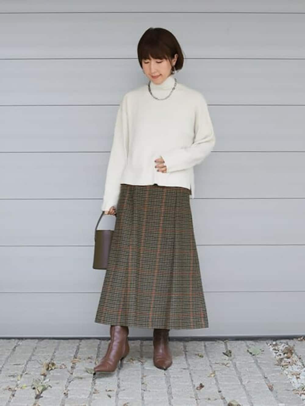 「チェック、きれいめコーディネート、タートルネック、休日スタイル、チェックスカート、タートルネックニット、デートコーデ、styledeli、スタイルデリ、クリスマスに着たい服」｜「STYLE DELIのソフトタッチ◆タートルネックワイドトップス（ニット/セーター、ホワイト系）」を使った、STYELEDELIさん（レディース・153cm）の冬コーディネートの1枚目の写真