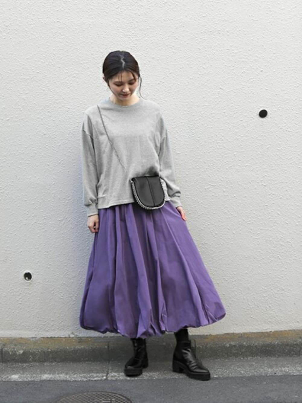 「スウェット、ブーツ、ショルダーバッグ、冬コーデ、パープル、バルーンスカート、カラーコーデ、高身長女子、styledeli、スタイルデリ」｜「STYLE DELIの切替ライトスウェットトップス（スウェット、グレー系）」を使った、STYELEDELIさん（レディース・168cm）の冬コーディネートの1枚目の写真