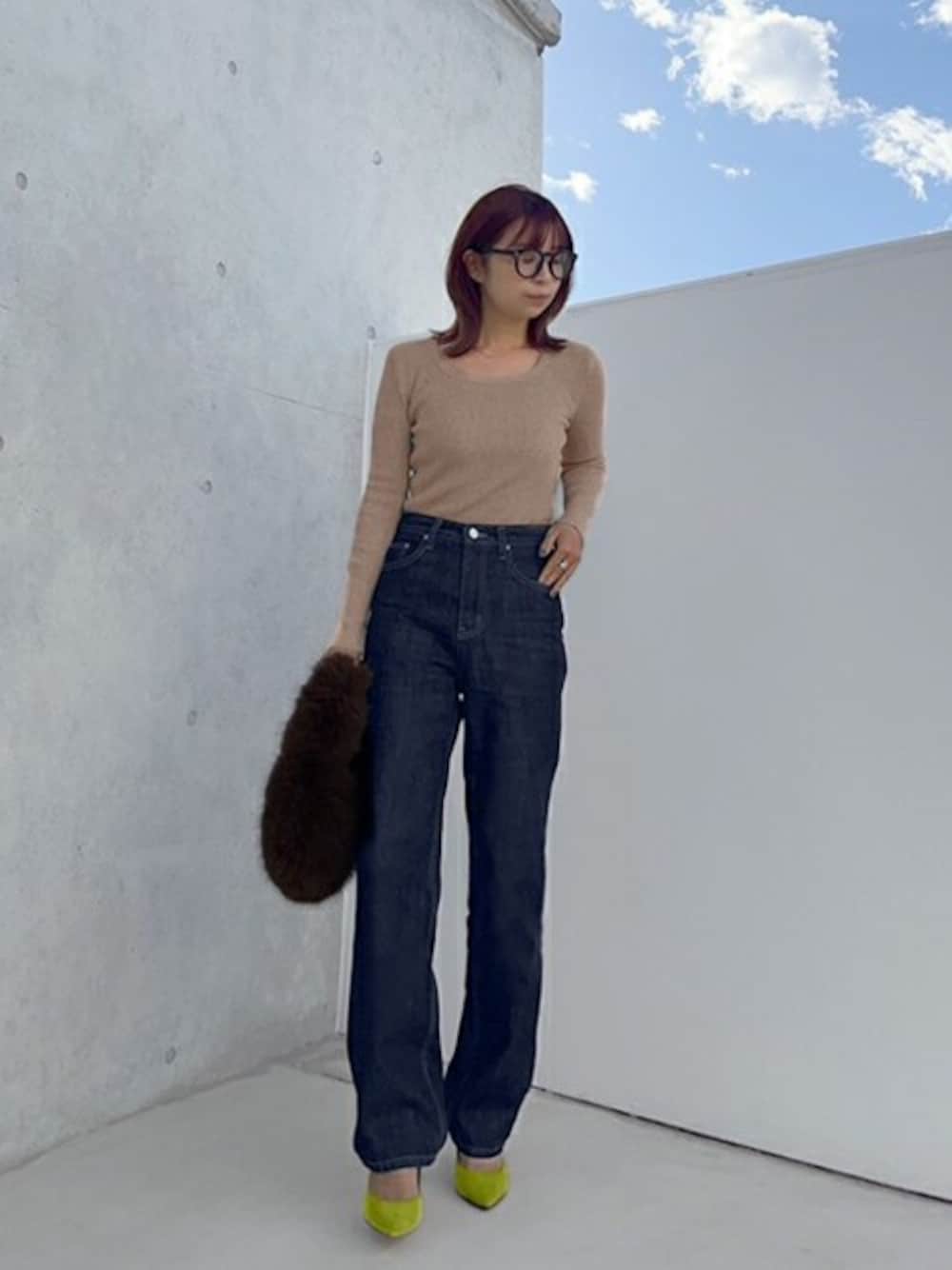「パンプス、大人カジュアル、デニムパンツ、ファーバッグ、シンプルコーデ、ダテメガネ、デニムコーデ、ストレートデニム、styledeli、スタイルデリ」｜「STYLE DELIのデコルテあきリブトップス（Tシャツ/カットソー、ベージュ系）」を使った、STYELEDELIさん（レディース・157cm）の冬コーディネートの1枚目の写真