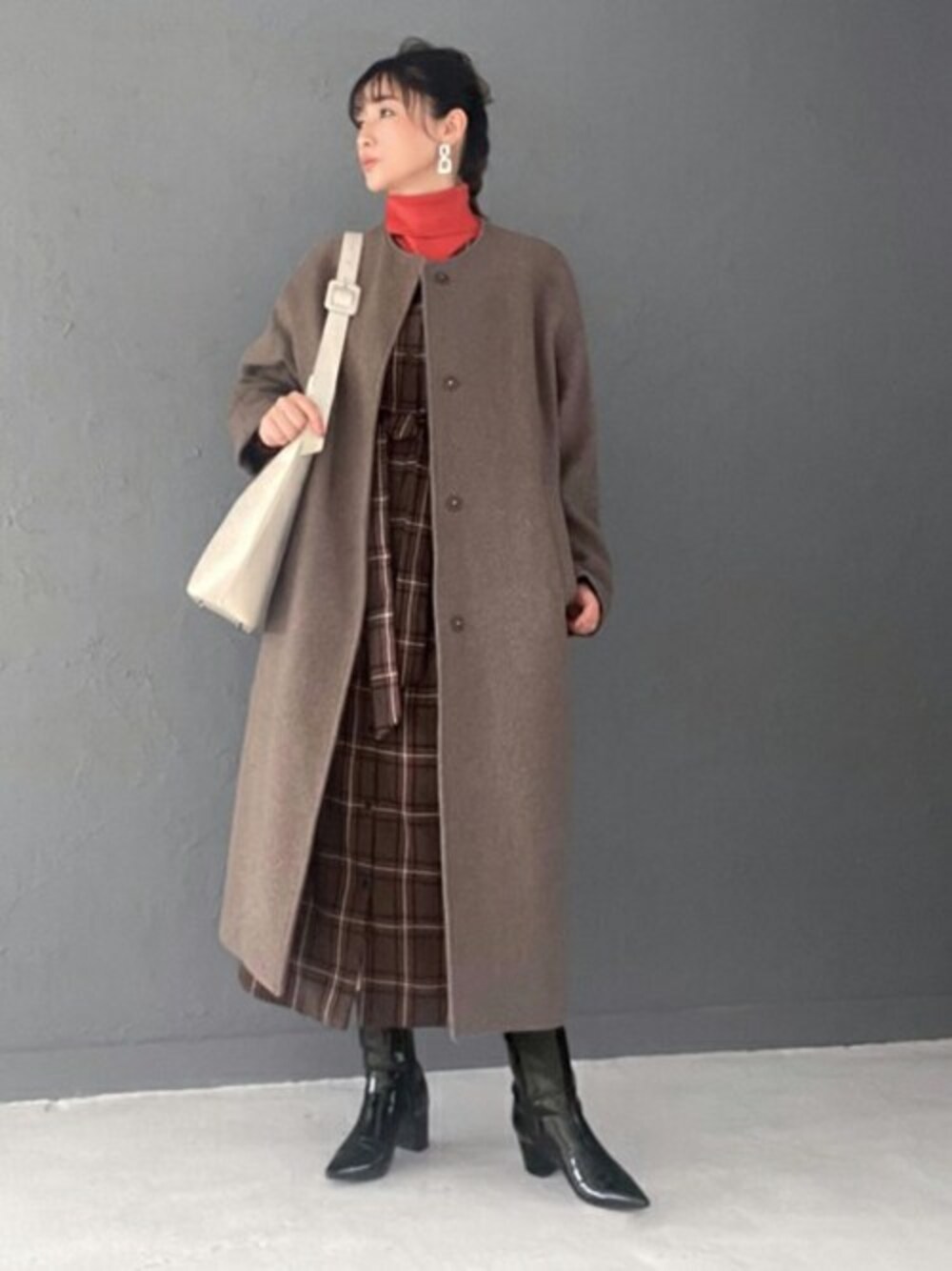 「きれいめコーディネート、冬コーデ、ロングコート、タートルネックニット、チェックワンピース、カラーコーデ、styledeli、オトナカワイイ、スタイルデリ、チョコ色に染まれ」｜「STYLE DELIのカラバリタートルネックニット（ニット/セーター、オレンジ系）」を使った、STYELEDELIさん（レディース・163cm）の冬コーディネートの1枚目の写真