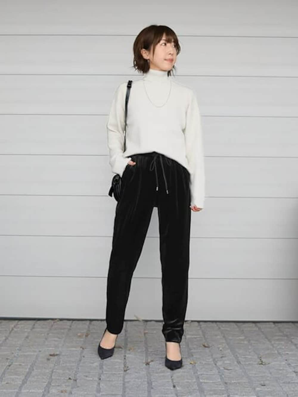 「ショルダーバッグ、冬コーデ、タートルネック、イージーパンツ、きれいめカジュアル、モノトーンコーデ、オトナカジュアル、styledeli、スタイルデリ、ベロアパンツ」｜「STYLE DELIの【Made in JAPAN】ベロア生地イージーパンツ（その他パンツ、ブラック系）」を使った、STYELEDELIさん（レディース・153cm）の冬コーディネートの1枚目の写真