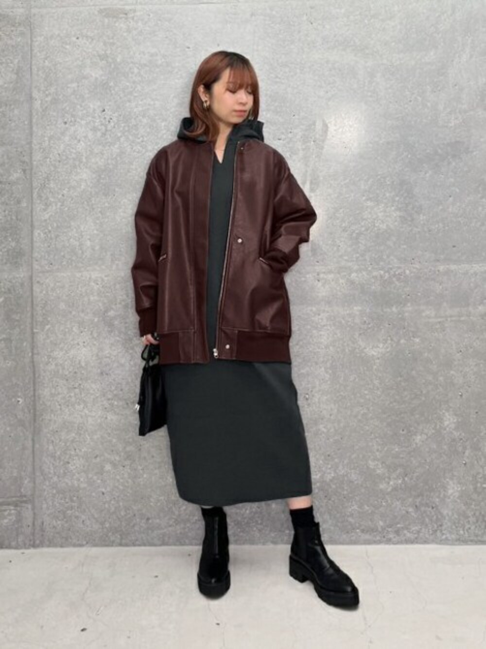 「ブルゾン、パーカー、スポーツミックス、パーカーワンピース、シンプルコーデ、春コーデ、フェイクレザー、ワンピーススタイル、styledeli、スタイルデリ」｜「STYLE DELIの【新色追加】【LUXE】ニットパーカーワンピースC（ワンピース、ブラック系）」を使った、STYELEDELIさん（レディース・157cm）の冬コーディネートの1枚目の写真