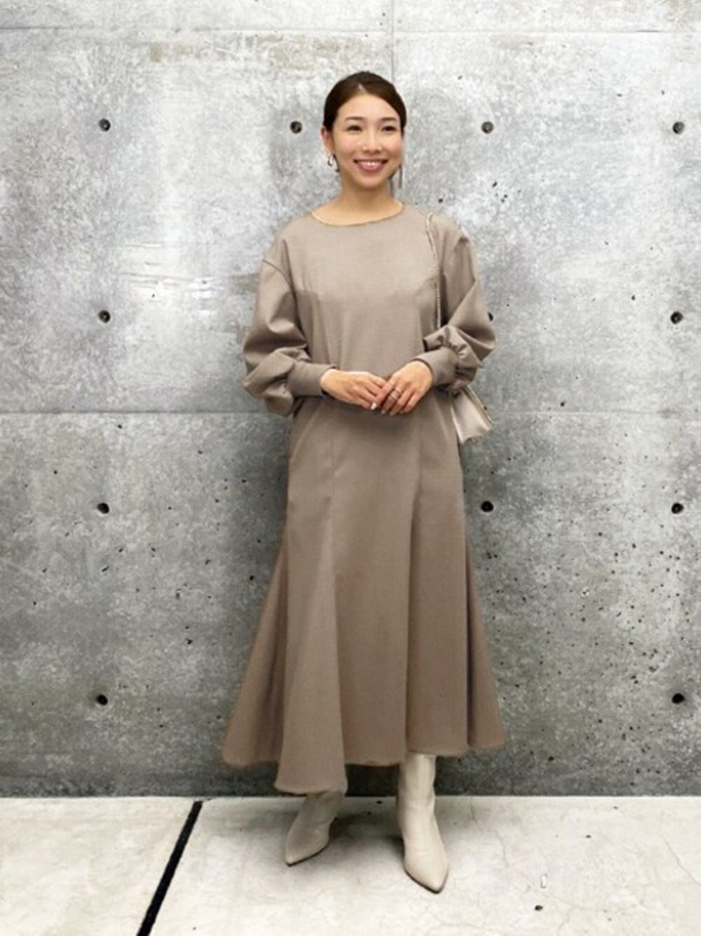 「ブーツ、ベスト、休日スタイル、春色、ベージュコーデ、春コーデ、淡色コーデ、styledeli、スタイルデリ、マーメイドワンピース」｜「STYLE DELIの【LUXE】ベスト付きマーメイドラインワンピース（ワンピース、ブラウン系）」を使った、STYELEDELIさん（レディース・157cm）の冬コーディネートの1枚目の写真