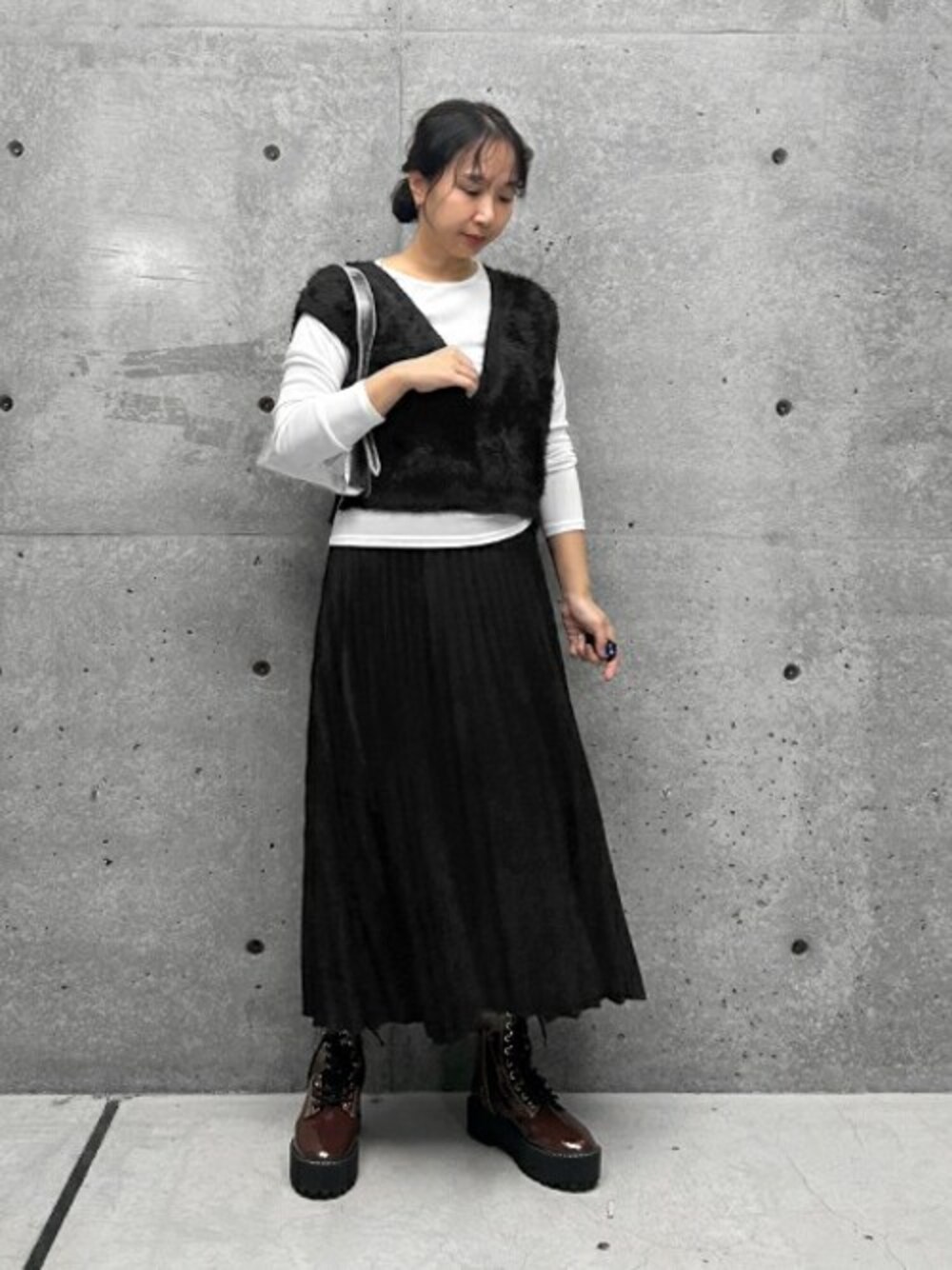 「ニット、ベスト、ロングスカート、Vネックニット、休日スタイル、プリーツスカート、春コーデ、モノトーンコーデ、styledeli、スタイルデリ」｜「STYLE DELIのスーパーロングプリーツスカート／84cm丈（スカート、ブラック系）」を使った、STYELEDELIさん（レディース・156cm）の冬コーディネートの1枚目の写真