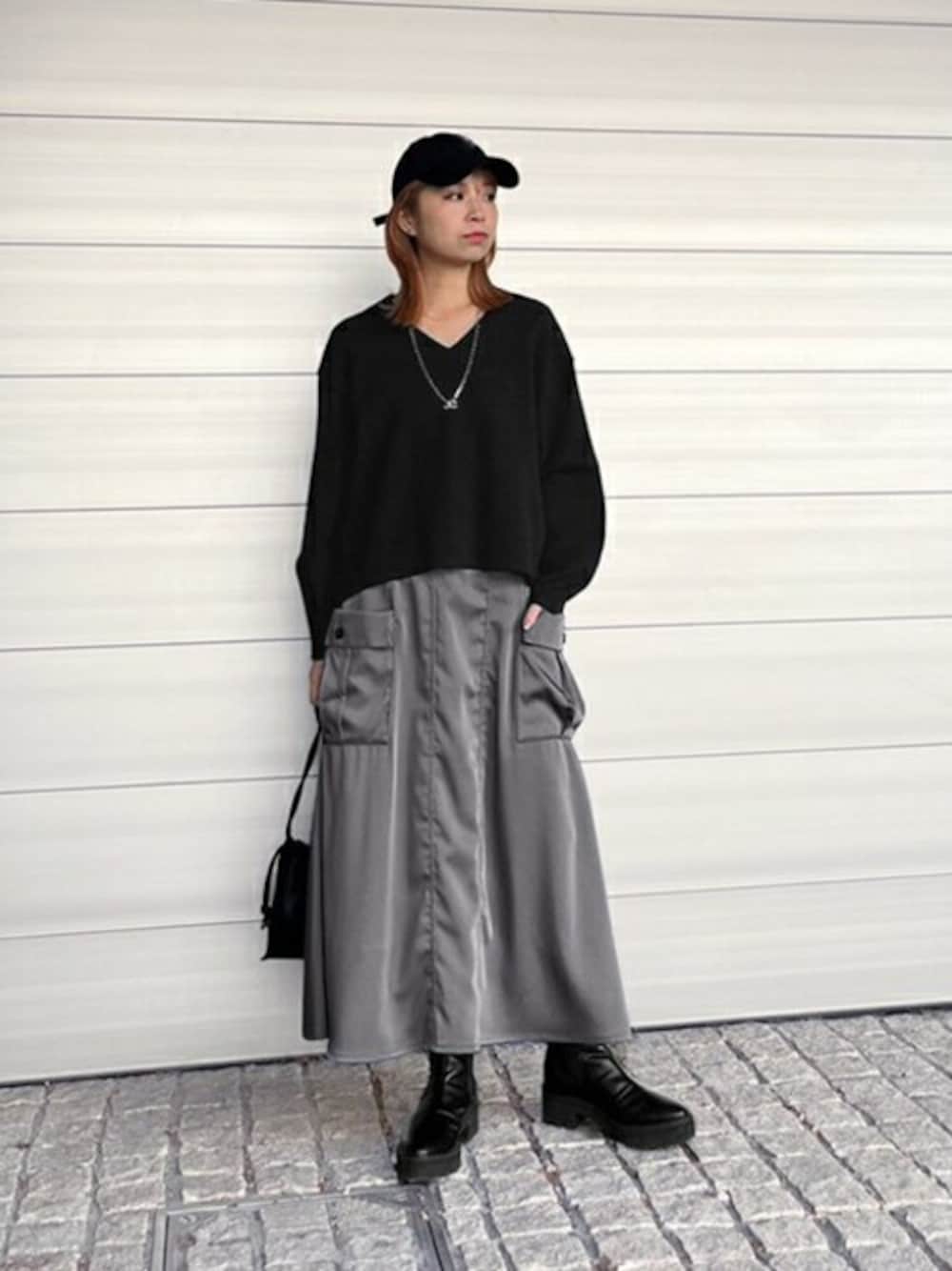 「ショルダーバッグ、キャップ、Vネック、モノトーン、ロングスカート、デートコーデ、春コーデ、モノトーンコーデ、styledeli、スタイルデリ」｜「STYLE DELIの【Made in JAPAN】ダブルフェイスニットソー／バナナスリーブトップス（Tシャツ/カットソー、ブラック系）」を使った、STYELEDELIさん（レディース・157cm）の春コーディネートの1枚目の写真