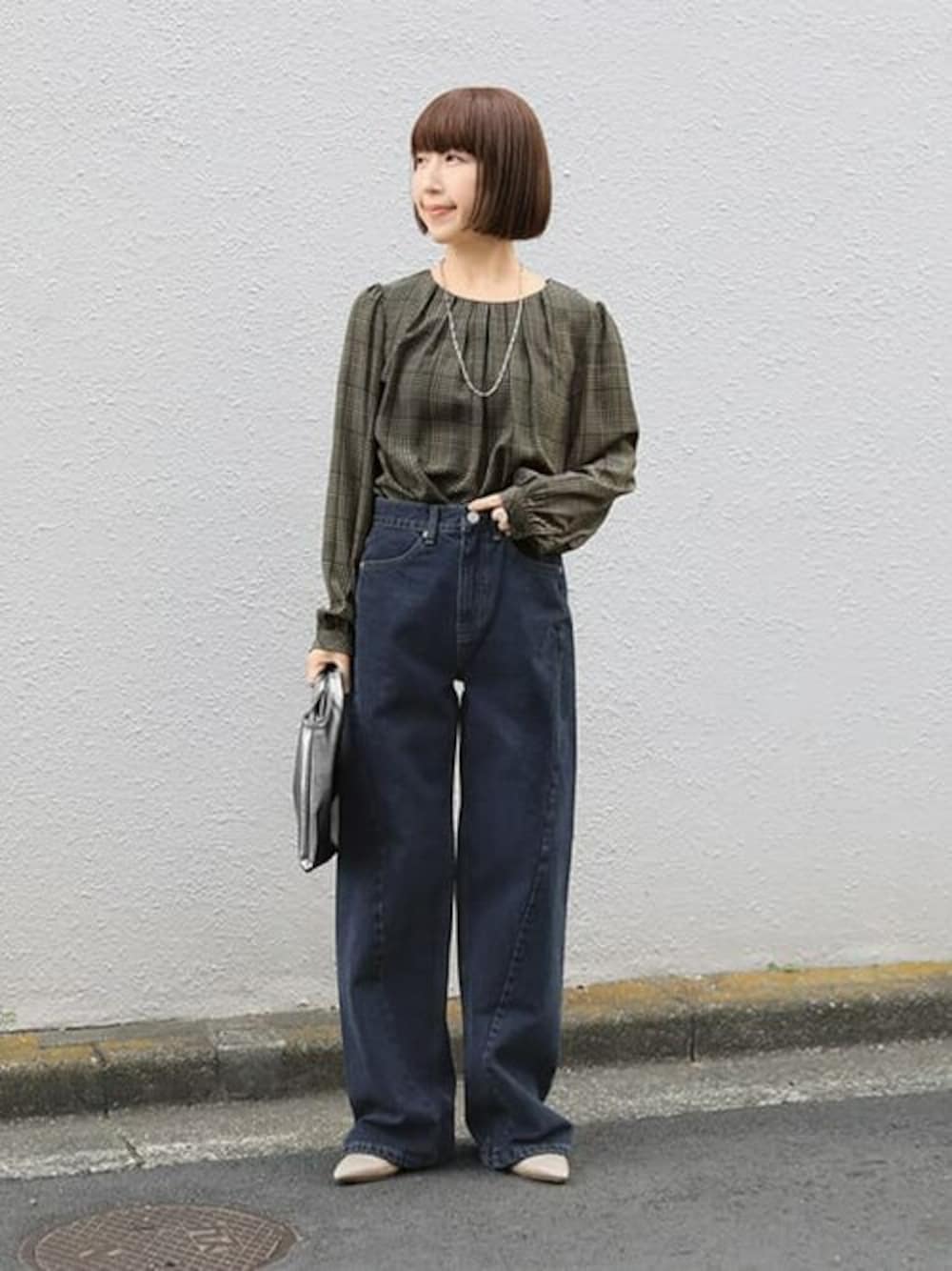 「ブラウス、チェック柄、きれいめカジュアル、春コーデ、デニムコーデ、低身長コーデ、ワイドデニム、ブラウス×デニム、styledeli、スタイルデリ」｜「STYLE DELIのハギ切替ワイドデニム（デニムパンツ、ブルー系）」を使った、STYELEDELIさん（レディース・153cm）の春コーディネートの1枚目の写真