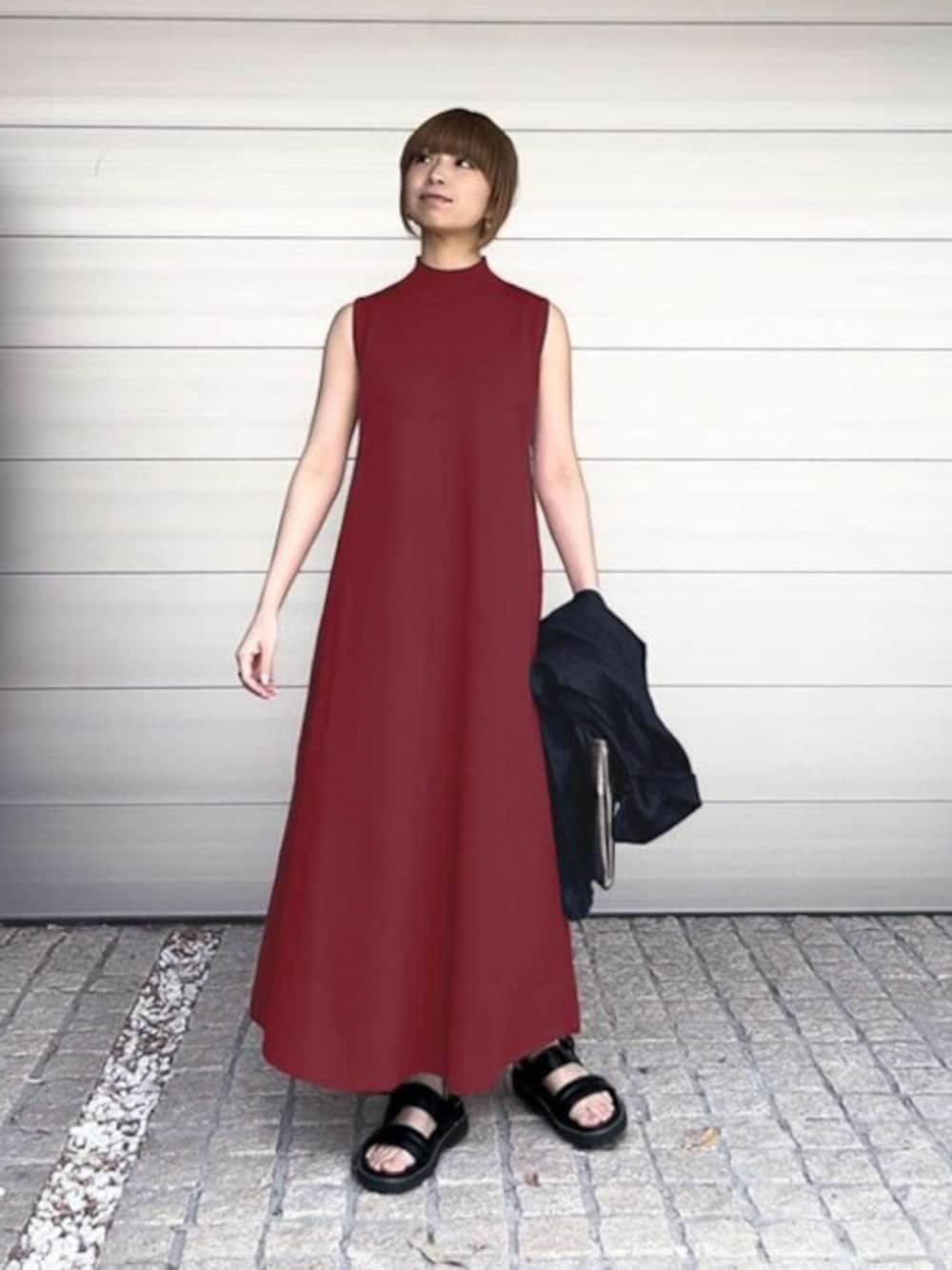「大人カジュアル、サンダル、シンプルコーデ、サマーニット、赤ワンピース、ノースリーブワンピース、サンダルコーデ、styledeli、スタイルデリ、ハイネックワンピース」｜「STYLE DELIのスポンディッシュハイネックノースリワンピース（ワンピース、レッド系）」を使った、STYELEDELIさん（レディース・157cm）の春コーディネートの1枚目の写真