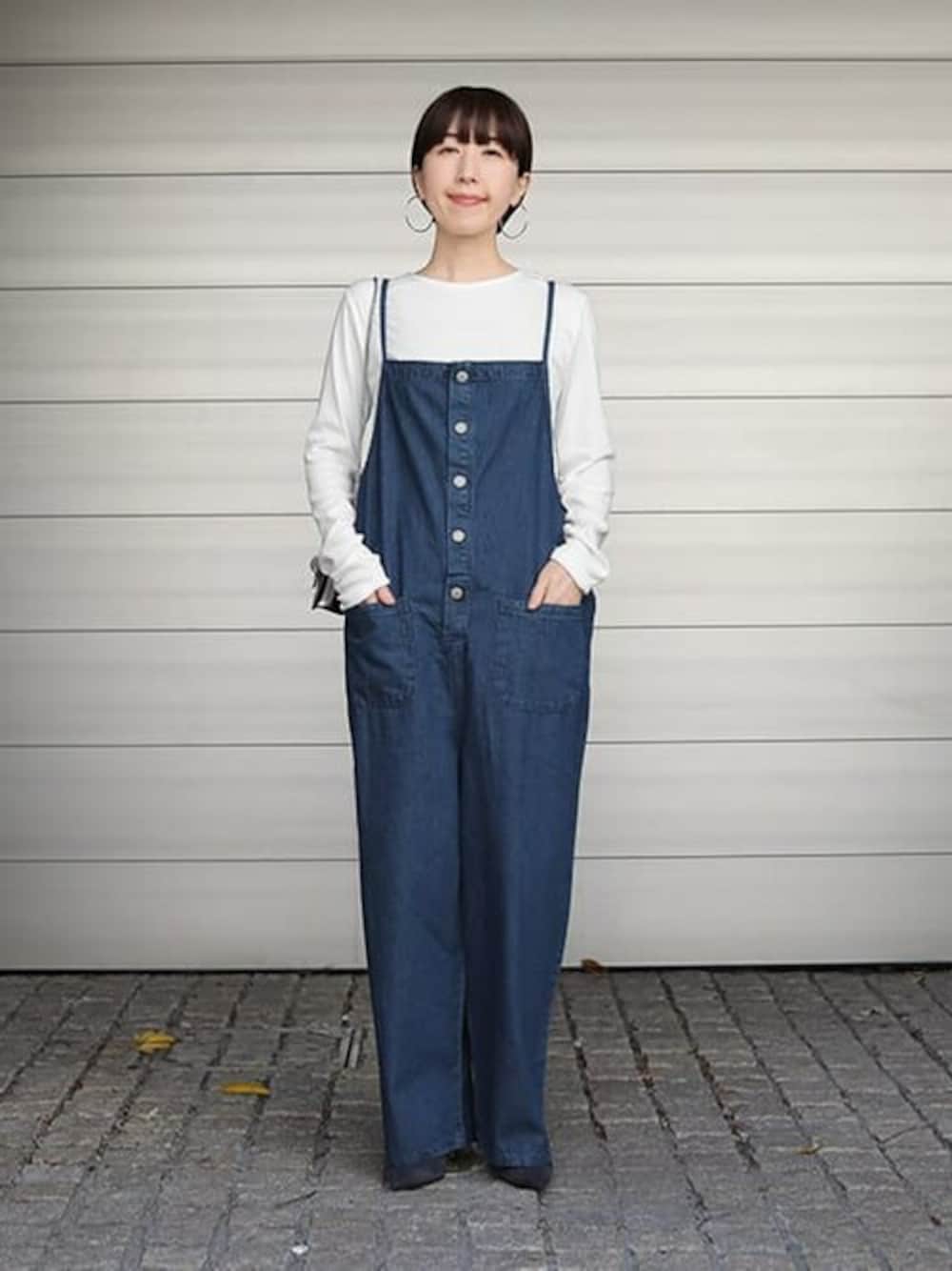 「デニム、大人カジュアル、きれいめカジュアル、シンプルコーデ、春コーデ、白Tシャツ、デニムサロペット、低身長コーデ、styledeli、スタイルデリ」｜「STYLE DELIのとろみタッチ長袖Tシャツ（Tシャツ/カットソー、ホワイト系）」を使った、STYELEDELIさん（レディース・153cm）の春コーディネートの1枚目の写真