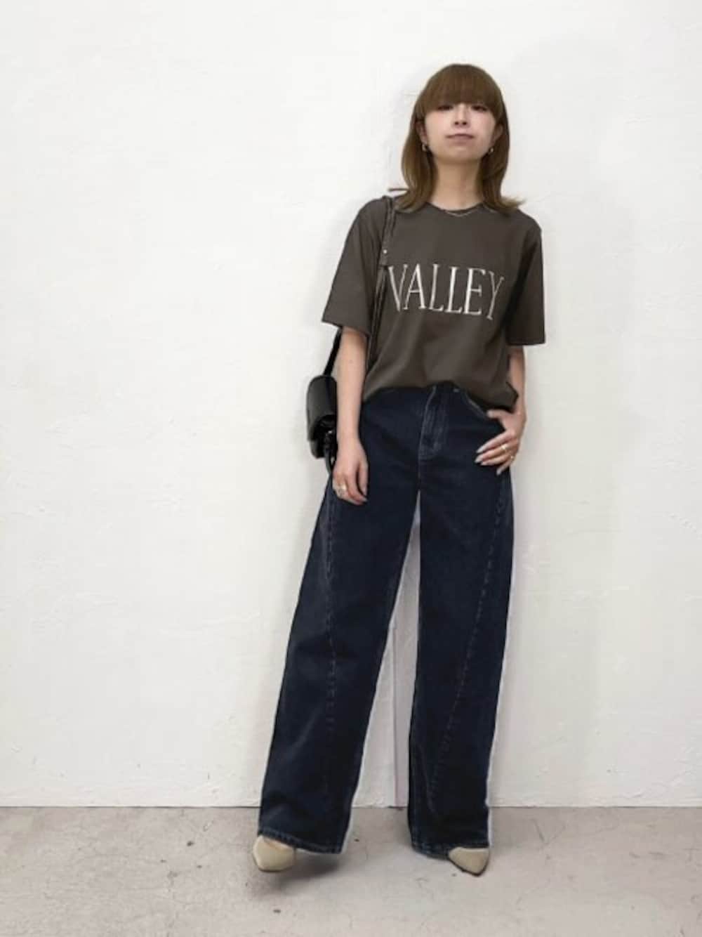 「デニム、ロゴT、ショルダーバッグ、大人カジュアル、デニムパンツ、シンプルコーデ、春コーデ、ワイドデニム、styledeli、スタイルデリ」｜「STYLE DELIのVALLEYロゴTシャツ（Tシャツ/カットソー、グレー系）」を使った、STYELEDELIさん（レディース・157cm）の春コーディネートの1枚目の写真