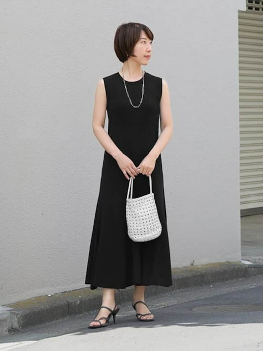 「きれいめコーディネート、休日スタイル、シンプルコーデ、春夏コーデ、モノトーンコーデ、ワンピーススタイル、低身長コーデ、styledeli、スタイルデリ、マーメイドワンピース」｜「STYLE DELIの【ドライ質感】リブ編みマーメイドワンピース（ワンピース、ブラック系）」を使った、STYELEDELIさん（レディース・153cm）の春コーディネートの1枚目の写真