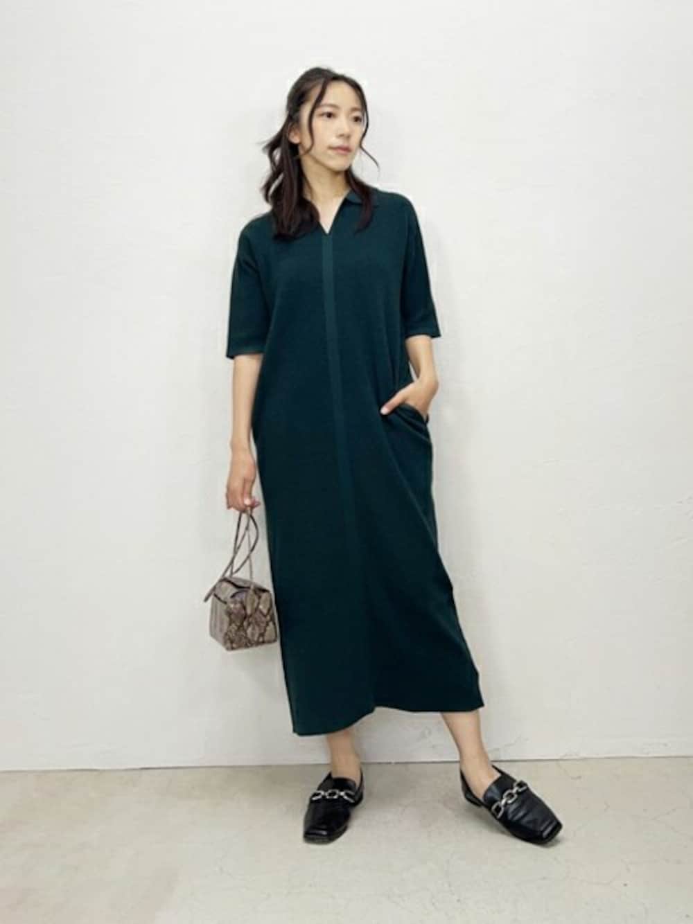 「グリーン、大人カジュアル、シンプルコーデ、ミニバッグ、春夏コーデ、ワンピーススタイル、カジュアルコーデ、styledeli、スタイルデリ、ワッフルワンピース」｜「STYLE DELIのSofty Cotton／ワッフル編みスキッパーワンピース（ワンピース、グリーン系）」を使った、STYELEDELIさん（レディース・157cm）の春コーディネートの1枚目の写真