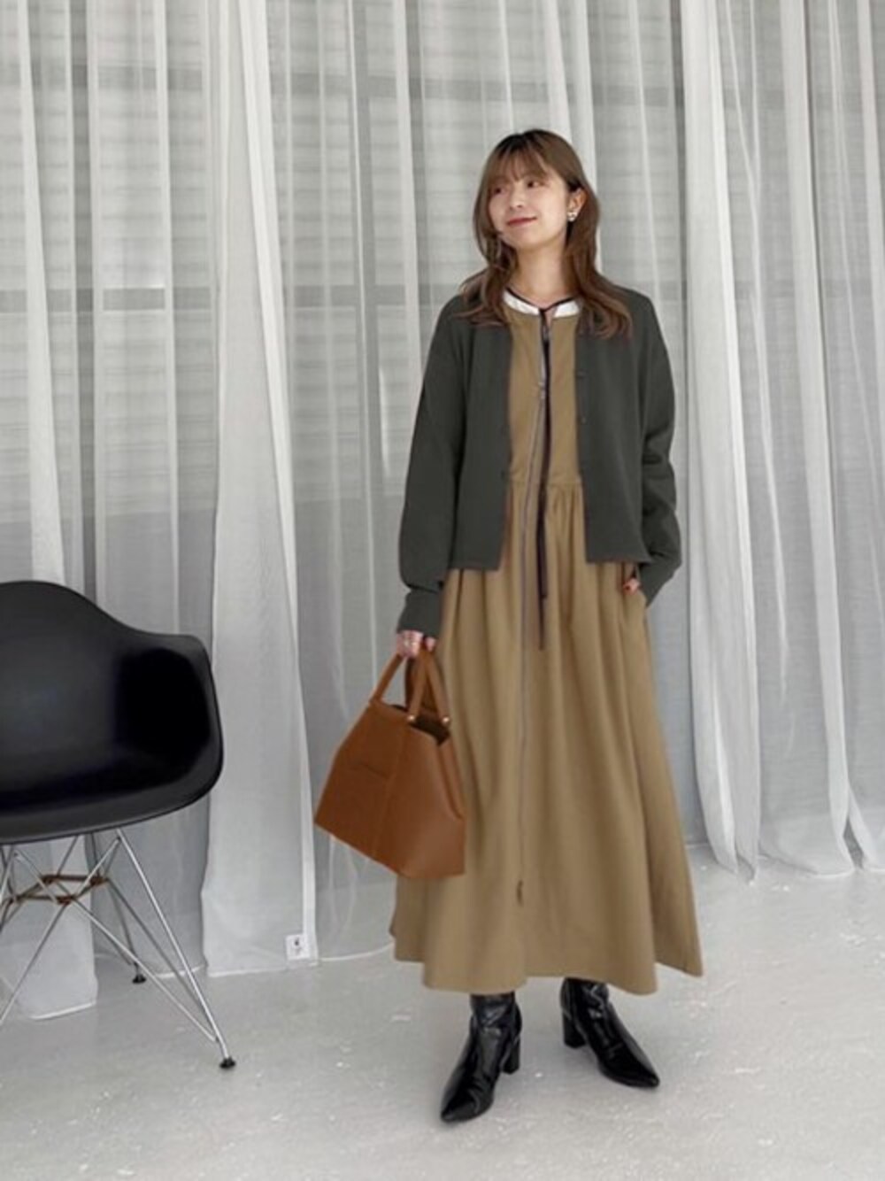 「カーディガン、ワンピース、ジャンスカ、ジャンパースカート、ベージュコーデ、春コーデ、styledeli、スタイルデリ、ワンピースコーデ、春服みてみて」｜「STYLE DELIのダブルファスナージャンパースカート（ワンピース、ベージュ系）」を使った、STYELEDELIさん（レディース・157cm）の冬コーディネートの1枚目の写真