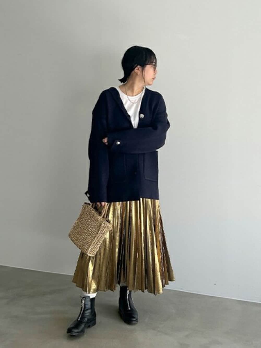 「ニット、スカート、大人カジュアル、スカートスタイル、春コーデ、ニットジャケット、ブーツスタイル、styledeli、スタイルデリ、メタリックスカート」｜「STYLE DELIのフード付きニットジャケット（ノーカラージャケット、ブルー系）」を使った、STYELEDELIさん（レディース・156cm）の冬コーディネートの1枚目の写真