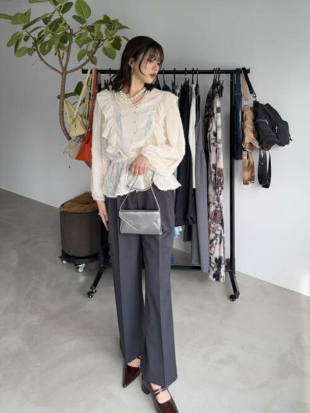 「STYLE DELIの中厚地２タックワイドパンツ（スラックス、グレー系）」を使った、STYELEDELIさん（レディース・169cm）の冬コーディネートの1枚目の写真