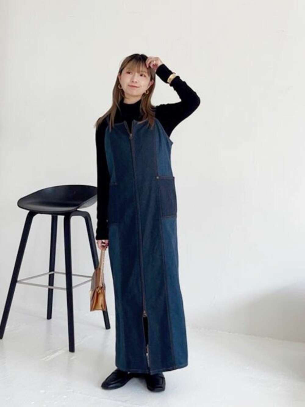 「タートルネック、大人カジュアル、春服、春コーデ、カフェ、ワンピーススタイル、ランチ、おでかけコーデ、styledeli、スタイルデリ」｜「STYLE DELIのとろみ薄リブタートルネックトップス（Tシャツ/カットソー、ブラック系）」を使った、STYELEDELIさん（レディース・157cm）の冬コーディネートの1枚目の写真