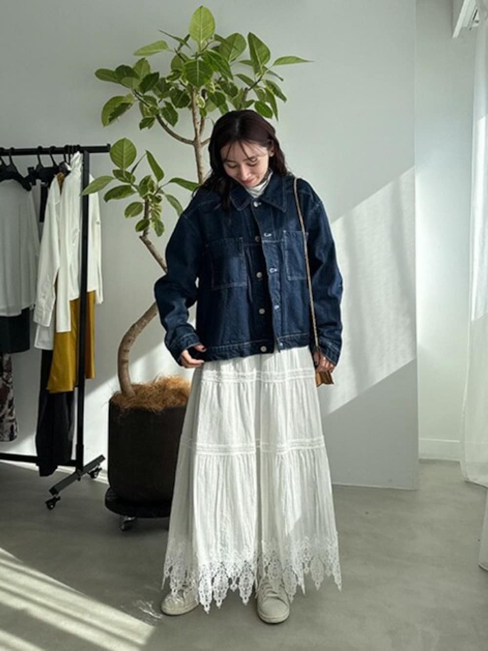 「スニーカー、デニムジャケット、レイヤードスタイル、お出かけコーデ、デートコーデ、レーススカート、カフェ、ランチ、styledeli、スタイルデリ」｜「STYLE DELIの【LUXE】コットンレースギャザーロングスカート（スカート、ホワイト系）」を使った、STYELEDELIさん（レディース・158cm）の冬コーディネートの1枚目の写真