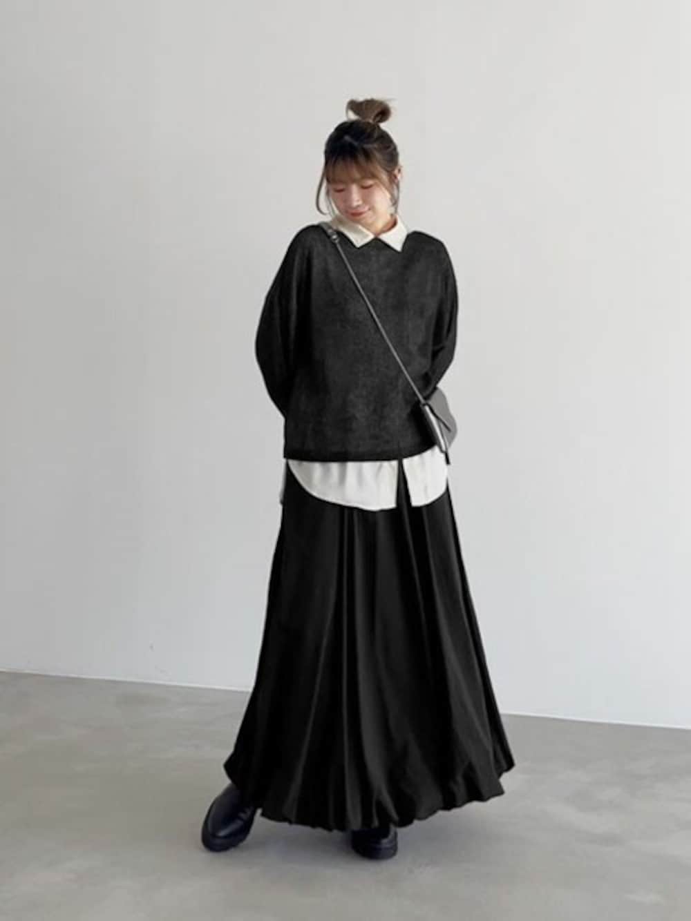 「スカート、ブラックコーデ、大人カジュアル、春コーデ、シャツスタイル、バルーンスカート、ブーツコーデ、styledeli、スタイルデリ、サテンシャツ」｜「STYLE DELIの【LUXE】マットタフタロングバルーンスカート（スカート、ブラック系）」を使った、STYELEDELIさん（レディース・157cm）の冬コーディネートの1枚目の写真