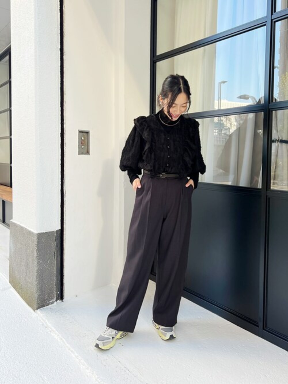 「ブラウス、ブラックコーデ、大人カジュアル、スニーカーコーデ、ワイドパンツ、キレイめ、春コーデ、styledeli、スタイルデリ、春服みてみて」｜「STYLE DELIの中厚地２タックワイドパンツ（スラックス、グレー系）」を使った、STYELEDELIさん（レディース・157cm）の冬コーディネートの1枚目の写真