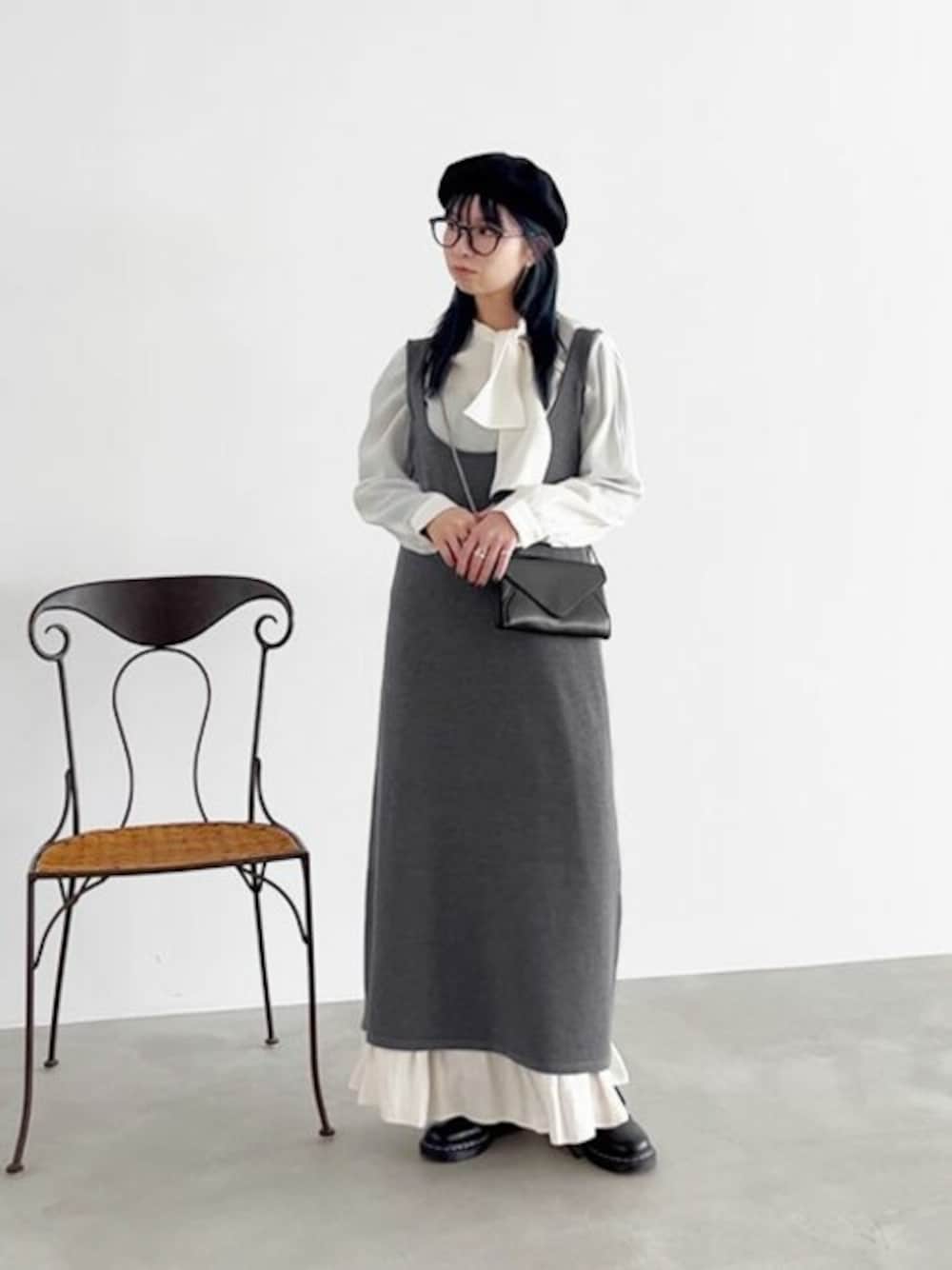 「ブラウス、ベレー帽、レイヤードスタイル、ジャンバースカート、お出かけコーデ、クラシック、春コーデ、メガネ女子、styledeli、スタイルデリ」｜「STYLE DELIのUネックニットジャンパースカート（ワンピース、グレー系）」を使った、STYELEDELIさん（レディース・157cm）の冬コーディネートの1枚目の写真