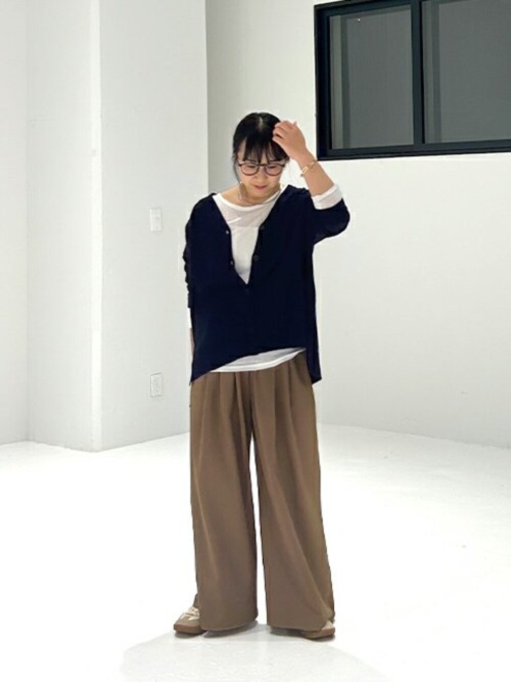 「カーディガン、めがね、メンズライク、ラフ、タックパンツ、春服、シンプルコーデ、オフィスカジュアル、styledeli、スタイルデリ」｜「STYLE DELIの切替ワイドカーディガンB（ニット/セーター、ブルー系）」を使った、STYELEDELIさん（レディース・156cm）の冬コーディネートの1枚目の写真